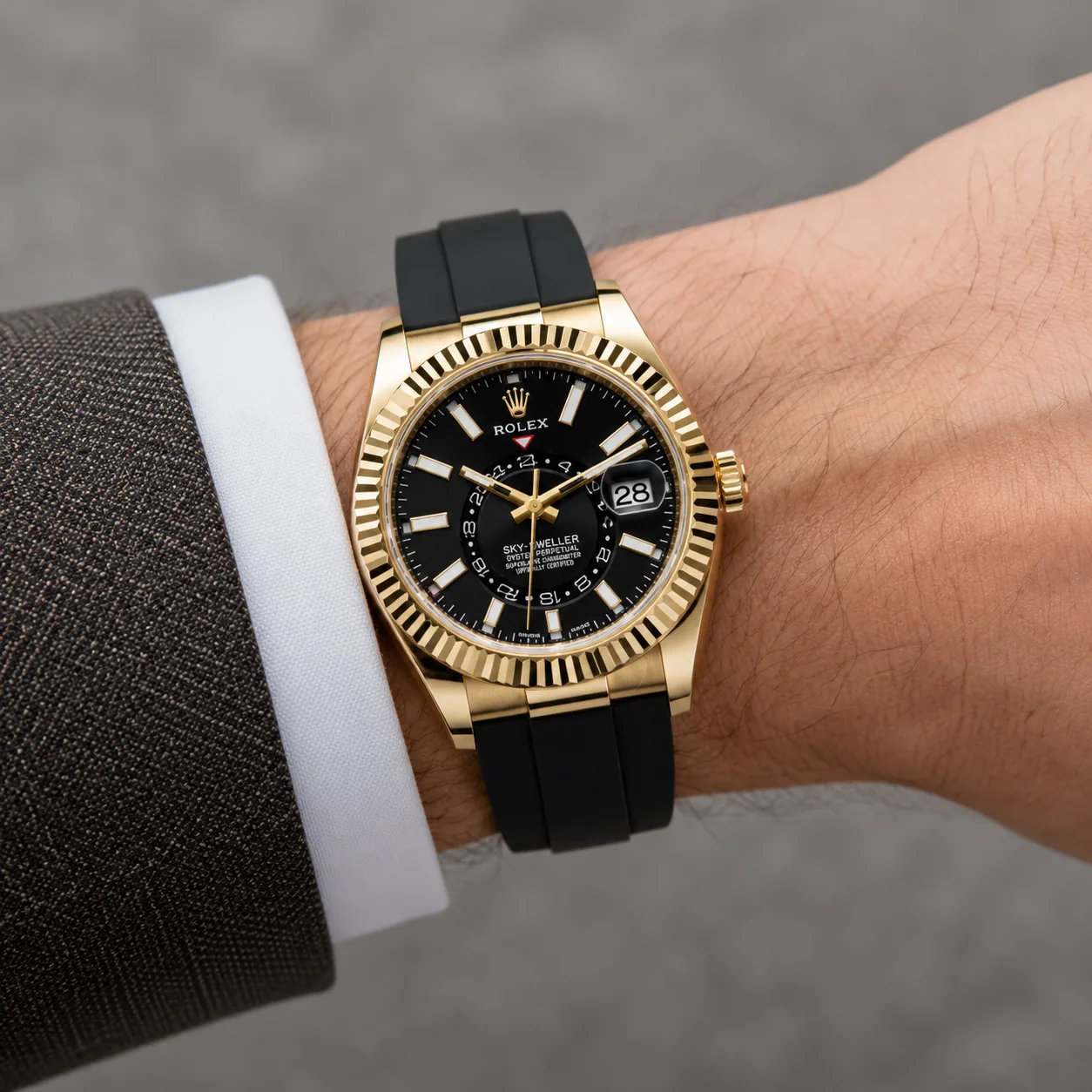 Rolex Sky-Dweller m326238-0009 42mm Black Dial Fluted Bezel 18K Yellow Gold AI 头图 4 - 佩戴图 [ai-shot:wrist-shot]