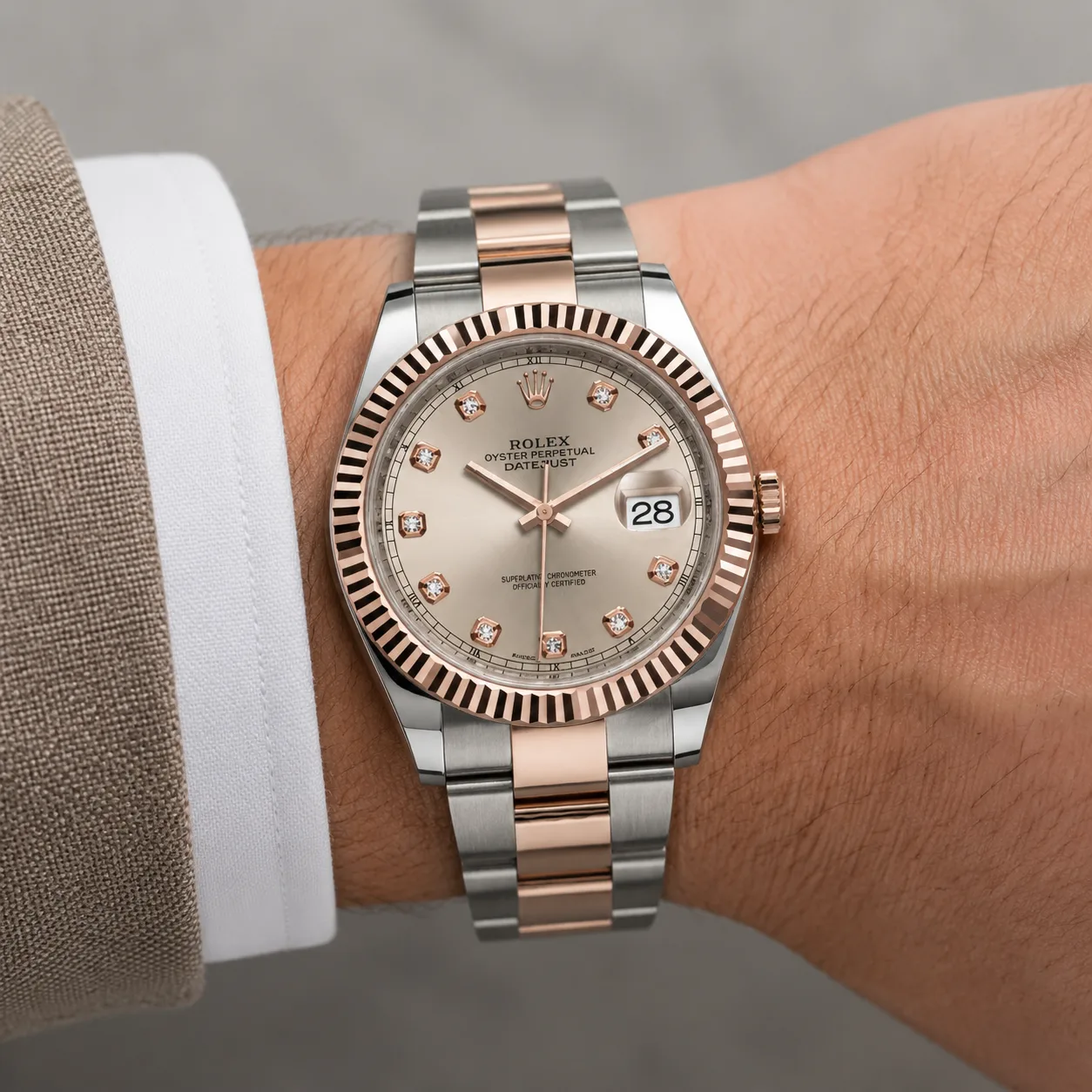 Rolex Datejust m126331-0007 41mm Calibre 3235 Gold / Fluted Bezel 904L Stainless Steel and 18K Everose Gold AI 头图 4 - 佩戴图 [ai-shot:wrist-shot]