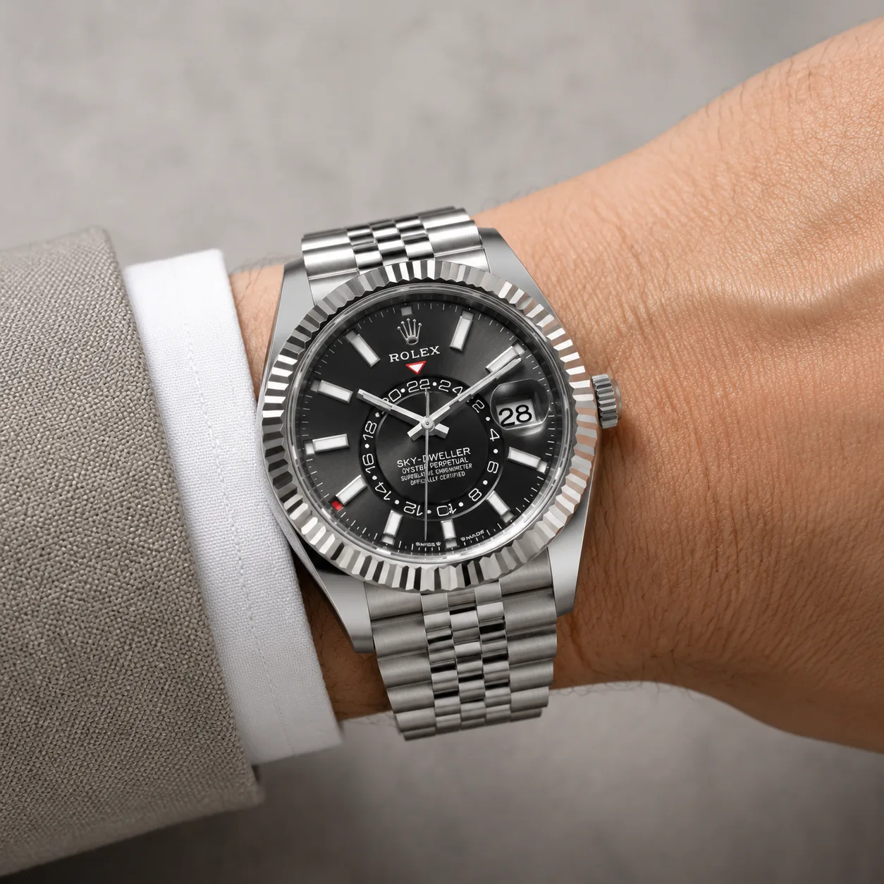 Rolex Sky-Dweller m336934-0008 42mm Black Dial Fluted Bezel 904L Stainless Steel and 18K White Gold AI 头图 4 - 佩戴图 [ai-shot:wrist-shot]
