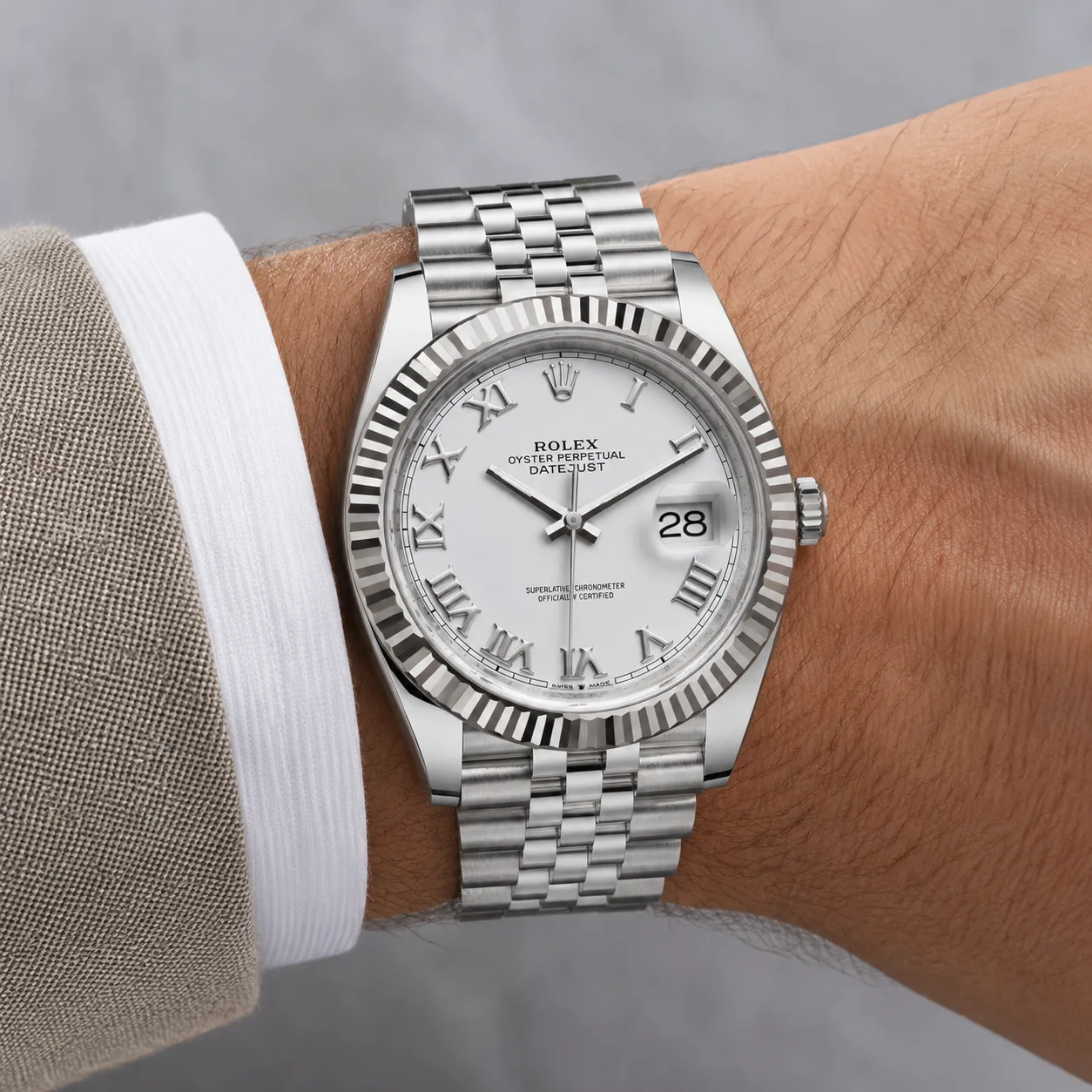 Rolex Datejust m126334-0024 41mm Calibre 3235 Grey / Fluted Bezel 904L Stainless Steel and 18K White Gold AI 头图 4 - 佩戴图 [ai-shot:wrist-shot]