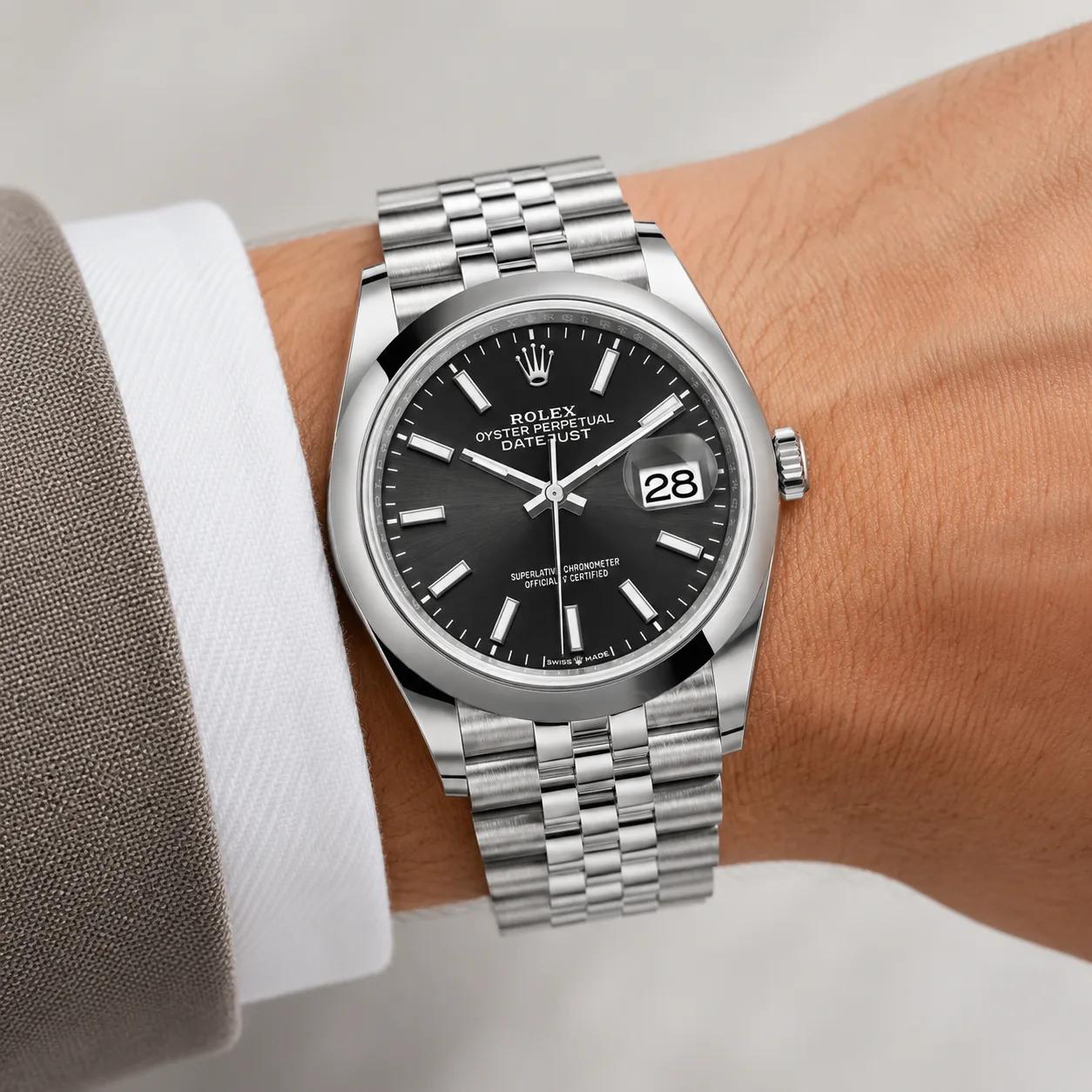 Rolex Datejust m126200-0003 36mm Calibre 3235 Silver / Smooth Bezel 904L Stainless Steel AI 头图 4 - 佩戴图 [ai-shot:wrist-shot]