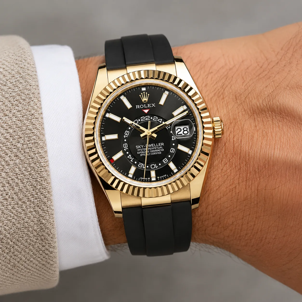 Rolex Sky-Dweller m336238-0002 42mm Calibre 9002 White / Fluted Bezel 18K Yellow Gold AI 头图 4 - 佩戴图 [ai-shot:wrist-shot]