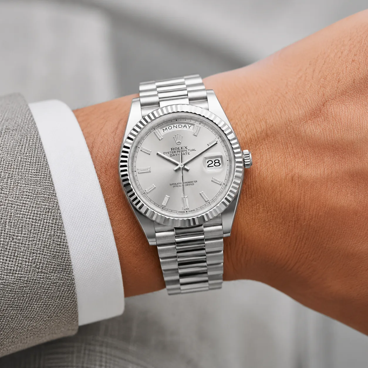 Rolex Day-Date m228239-0003 40mm Silver Dial Fluted Bezel 18K White Gold AI 头图 4 - 佩戴图 [ai-shot:wrist-shot]