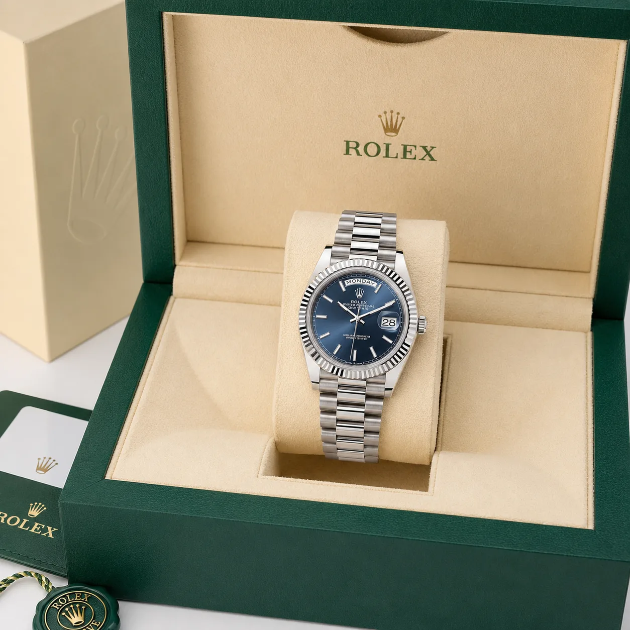Rolex Day-Date m228239-0060 40mm Blue Dial Fluted Bezel 18K White Gold AI 头图 5 - 包装盒 [ai-shot:box-shot]