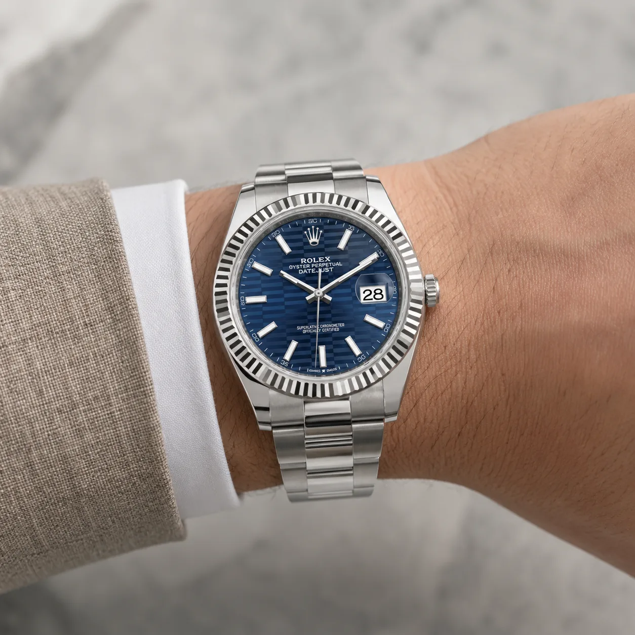 Rolex Datejust m126334-0031 41mm Blue Dial Fluted Bezel 904L Stainless Steel and 18K White Gold AI 头图 4 - 佩戴图 [ai-shot:wrist-shot]