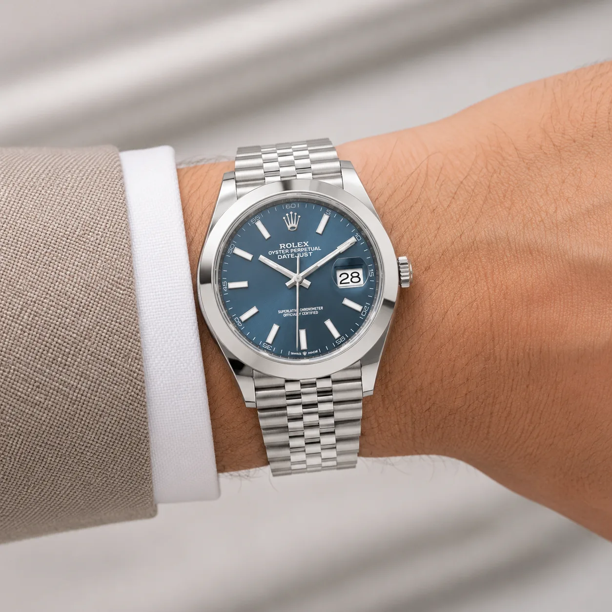 Rolex Datejust 126300-0020 41mm Blue Dial Smooth Bezel AI 头图 4 - 佩戴图 [ai-shot:wrist-shot]