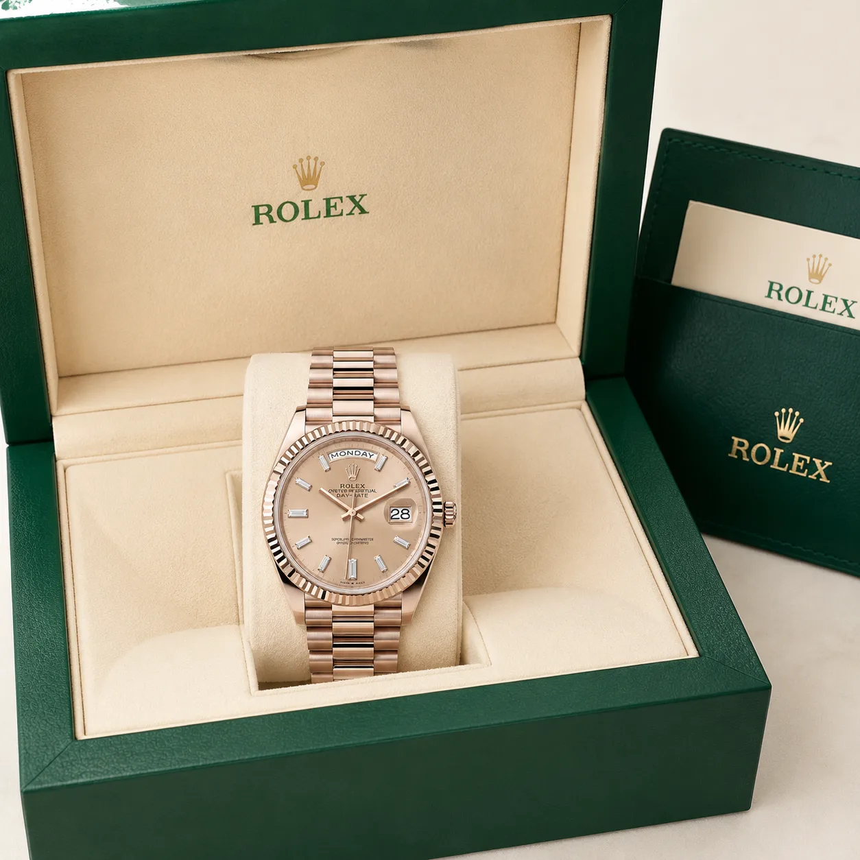 Rolex Day-Date m228235jg-0001 40mm Calibre 3255 Champagne / Diamond-Set Bezel 18K Everose Gold AI 头图 5 - 包装盒 [ai-shot:box-shot]