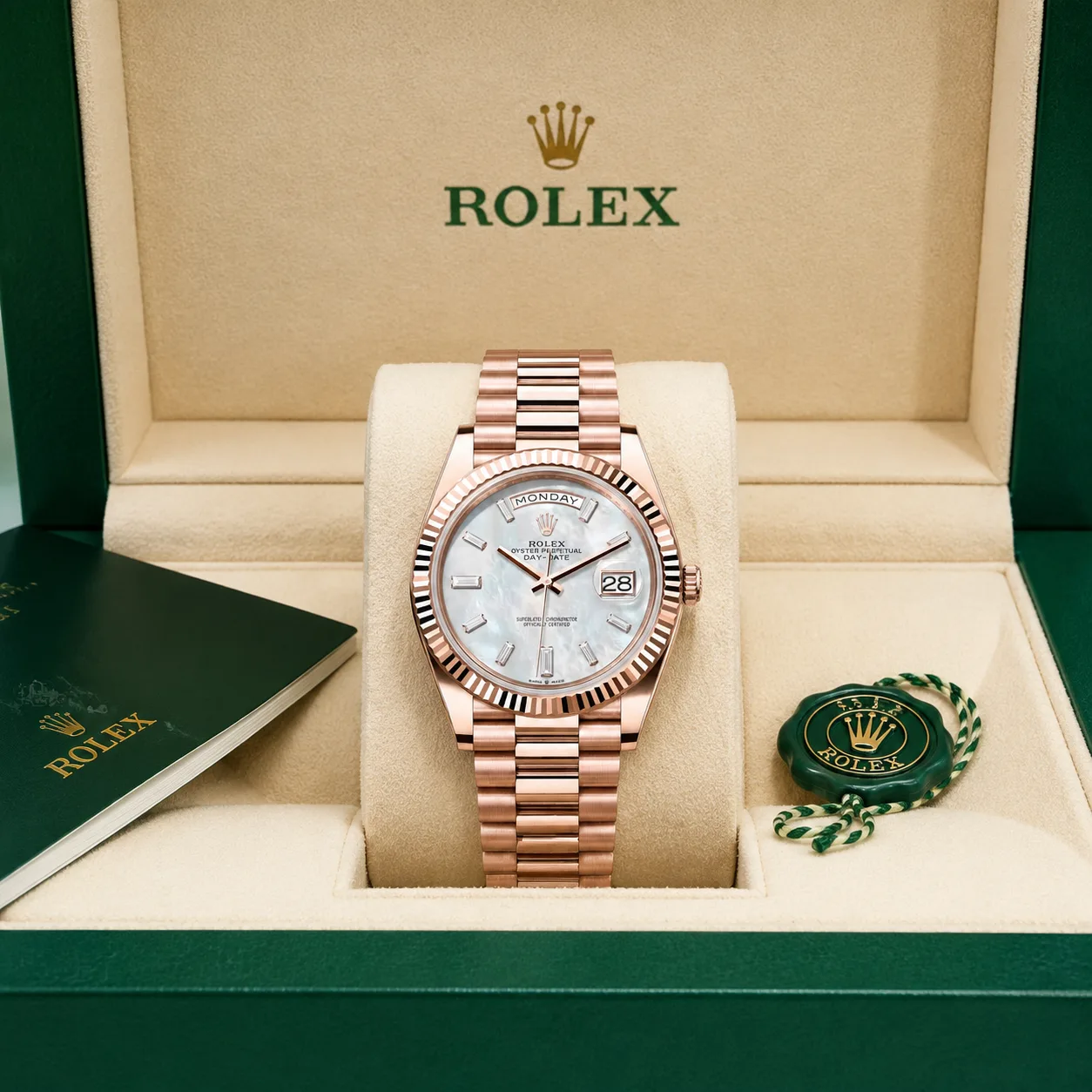 Rolex Day-Date m228235-0056 40mm Calibre 3255 Olive Green / Fluted Bezel 18K Everose Gold AI 头图 5 - 包装盒 [ai-shot:box-shot]