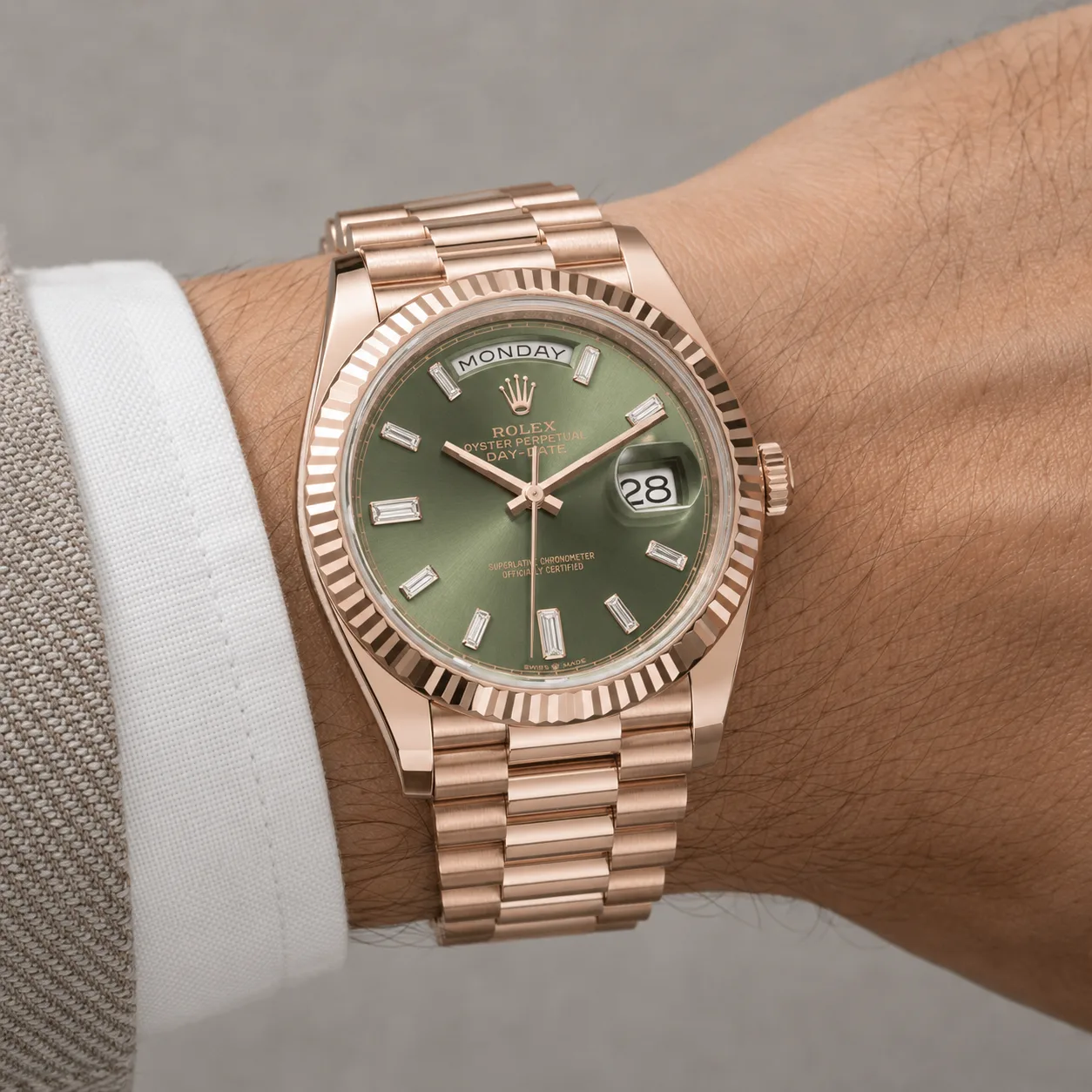 Rolex Day-Date m228235-0056 40mm Calibre 3255 Olive Green / Fluted Bezel 18K Everose Gold AI 头图 4 - 佩戴图 [ai-shot:wrist-shot]