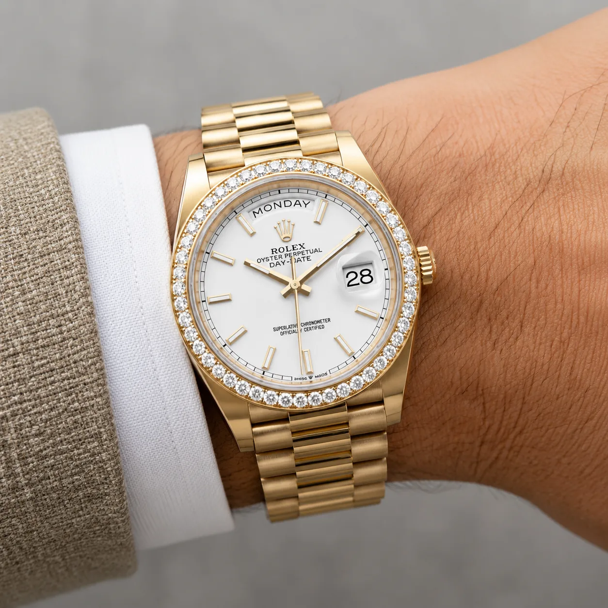Rolex Day-Date m228348rbr-0043 40mm Calibre 3255 White / Diamond-Set Bezel 18K Yellow Gold AI 头图 4 - 佩戴图 [ai-shot:wrist-shot]