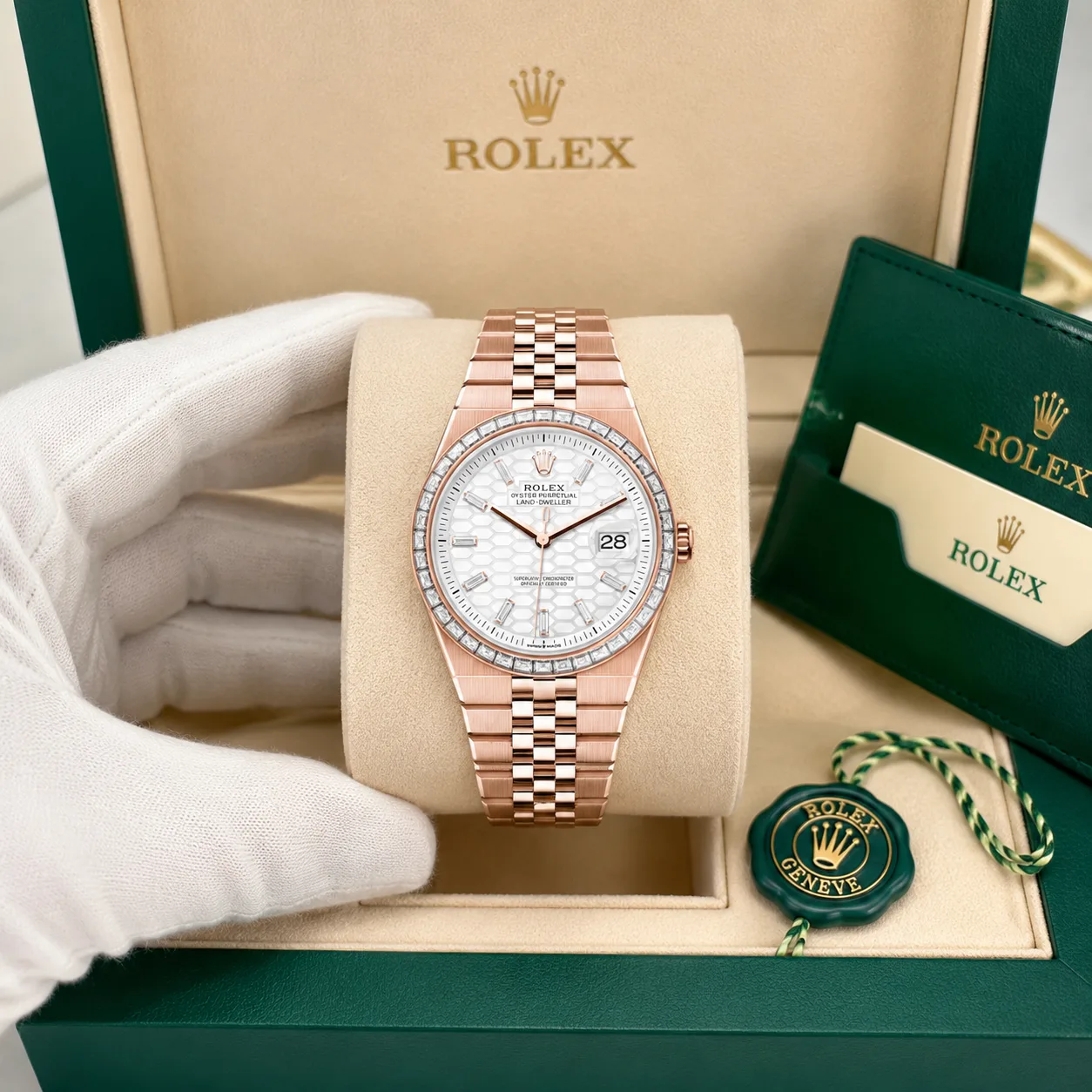 Rolex Pearlmaster m127385TBR-0003 34mm White Dial Diamond-Set Bezel 18K Everose Gold AI 头图 5 - 包装盒 [ai-shot:box-shot]