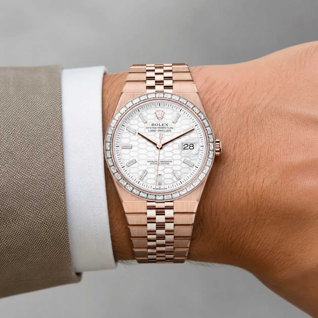Rolex Pearlmaster m127385TBR-0003 34mm White Dial Diamond-Set Bezel 18K Everose Gold AI 头图 4 - 佩戴图 [ai-shot:wrist-shot]