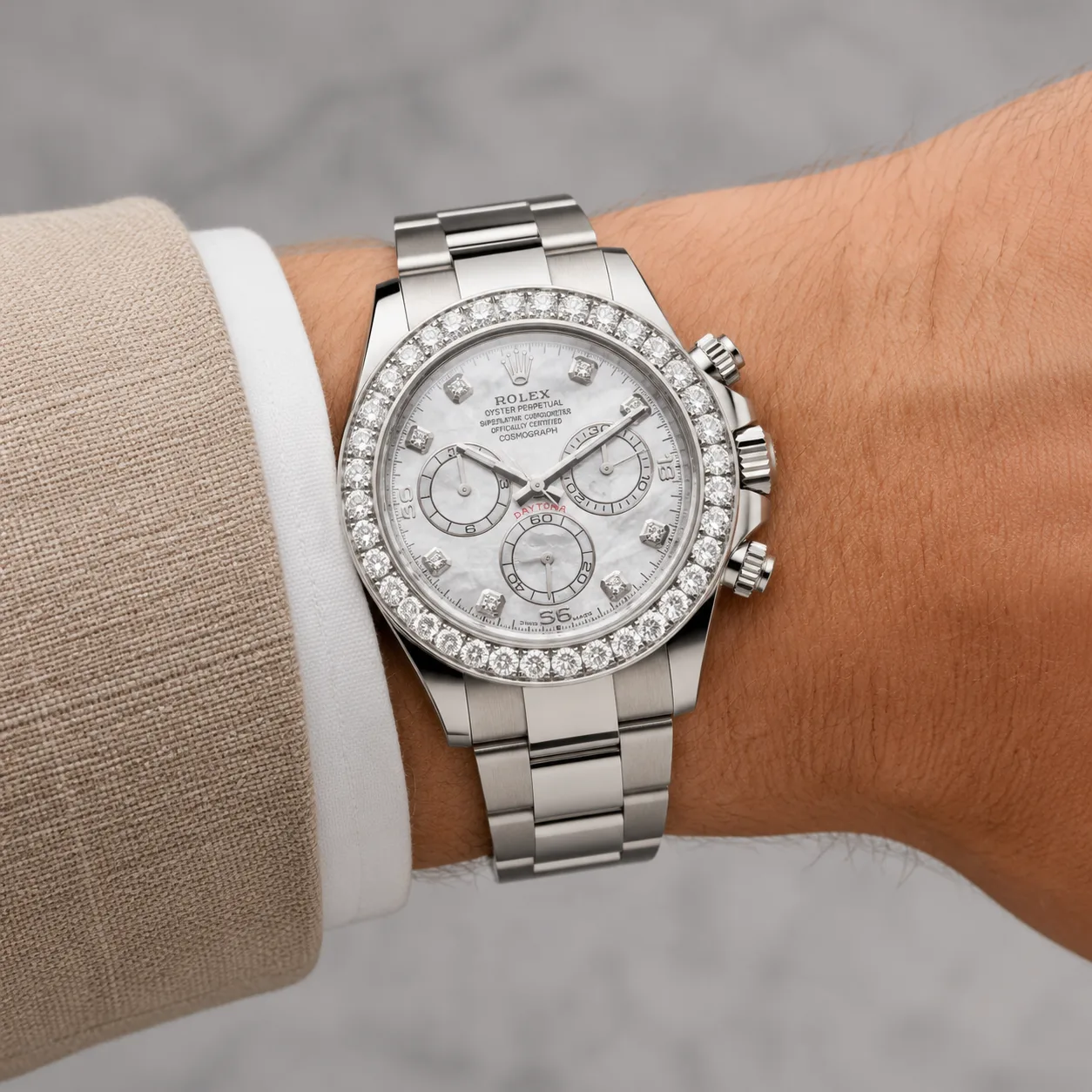 Rolex Cosmograph Daytona m126579rbr-0001 40mm White Dial Diamond-Set Bezel 18K White Gold AI 头图 4 - 佩戴图 [ai-shot:wrist-shot]