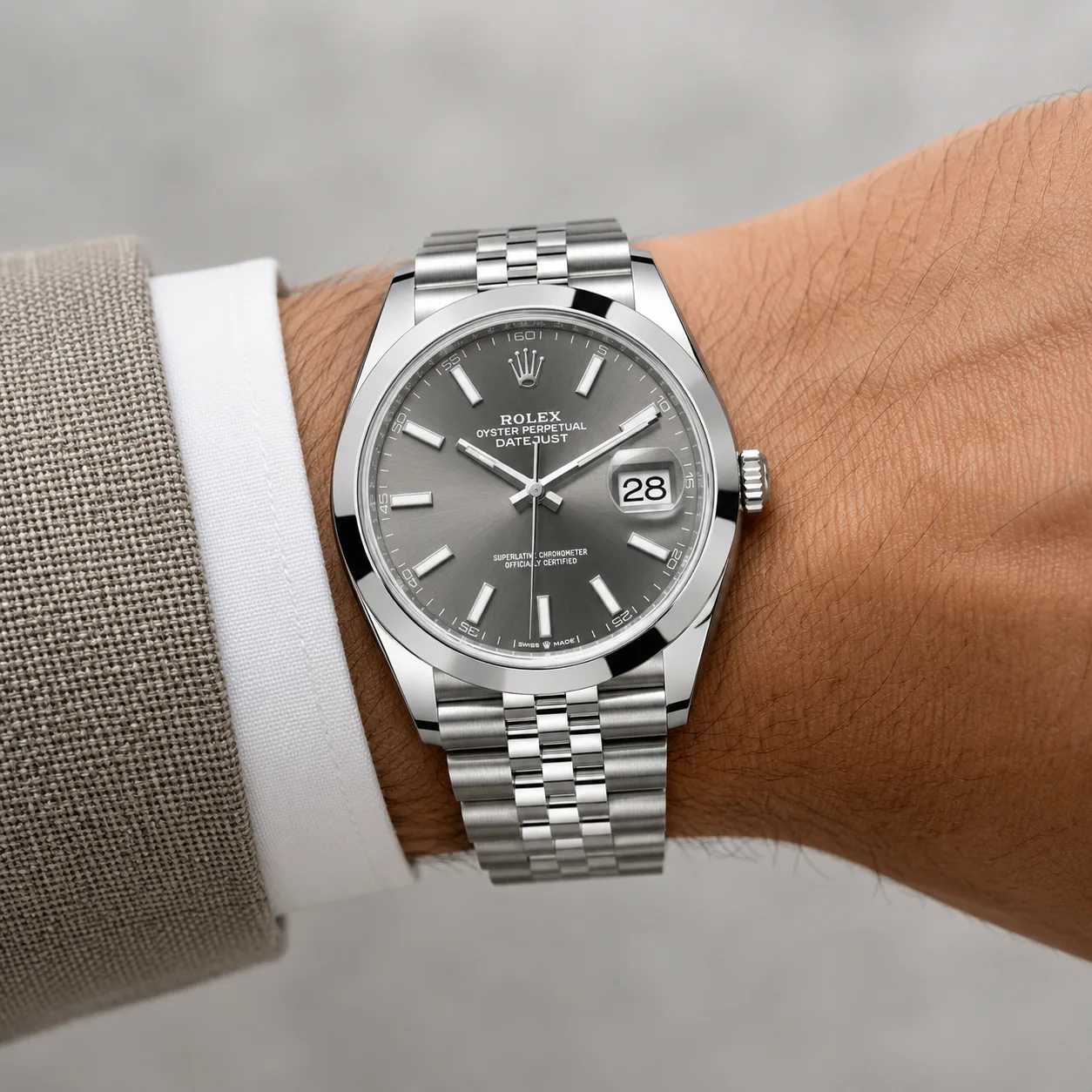 Rolex Oyster Perpetual m126300-0008 41mm Silver Dial Smooth Bezel AI 头图 4 - 佩戴图 [ai-shot:wrist-shot]