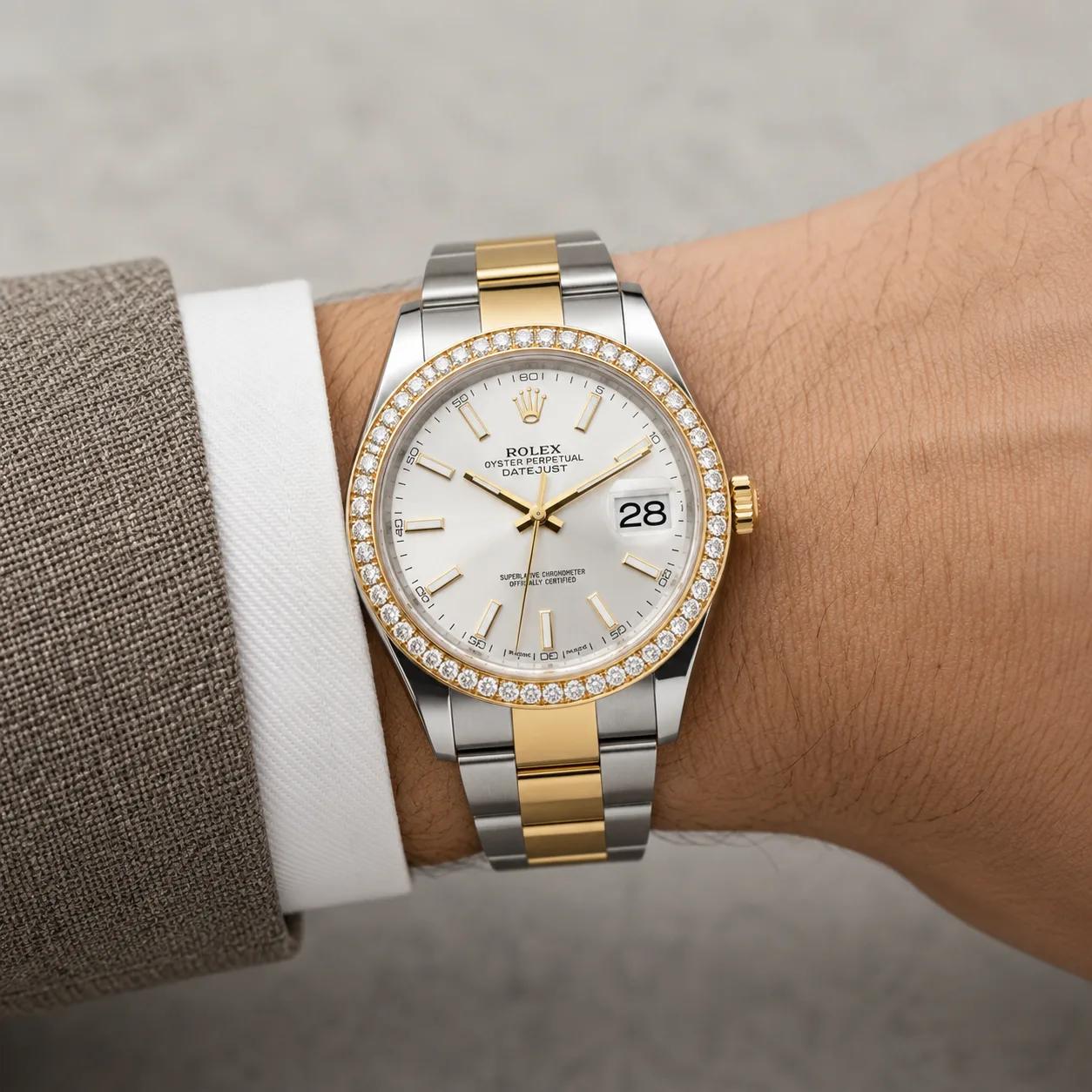 Rolex Datejust m126333-0015 41mm Silver Dial Diamond-Set Bezel 904L Stainless Steel and 18K Yellow Gold AI 头图 4 - 佩戴图 [ai-shot:wrist-shot]