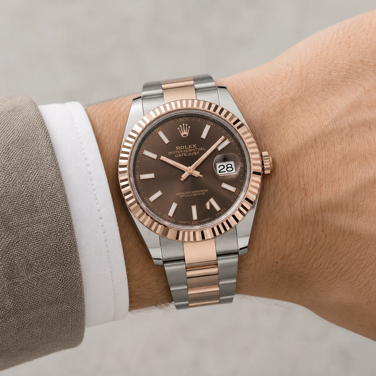 Rolex Datejust 126331-0001 41mm Chocolate Dial Fluted Bezel 904L Stainless Steel and 18K Everose Gold AI 头图 4 - 佩戴图 [ai-shot:wrist-shot]