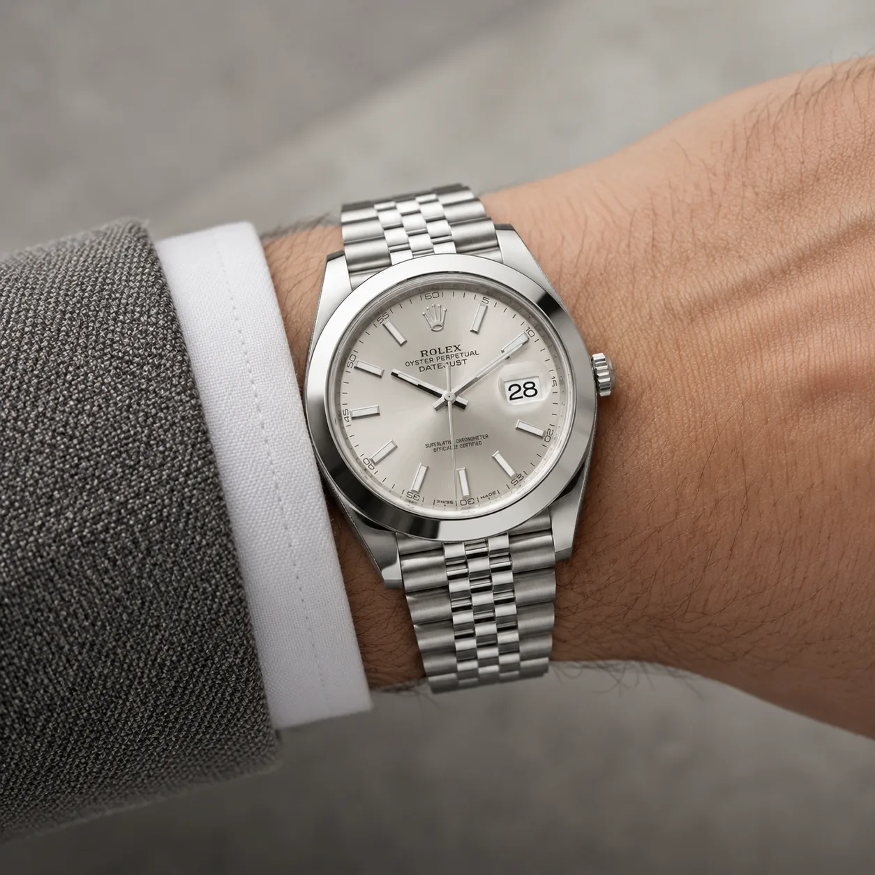 Rolex Datejust 126300-0004 41mm Silver Dial Smooth Bezel AI 头图 4 - 佩戴图 [ai-shot:wrist-shot]