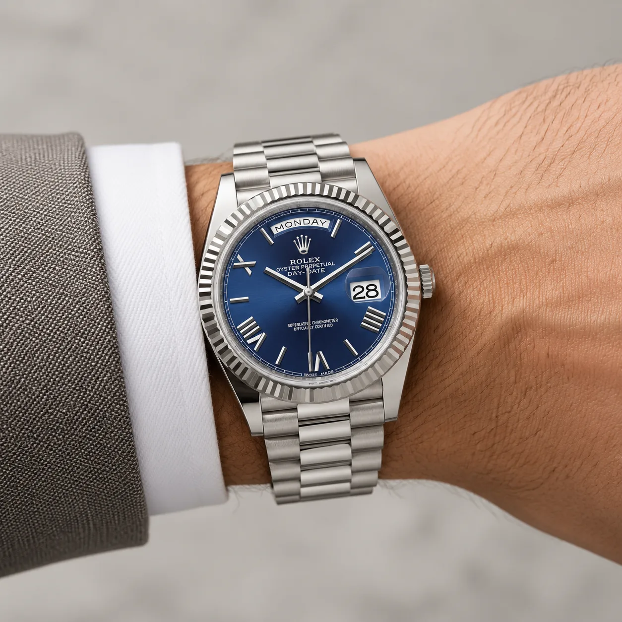 Rolex Day-Date 228239-0007 40mm Cal.3255 18K White Gold AI 头图 4 - 佩戴图 [ai-shot:wrist-shot]