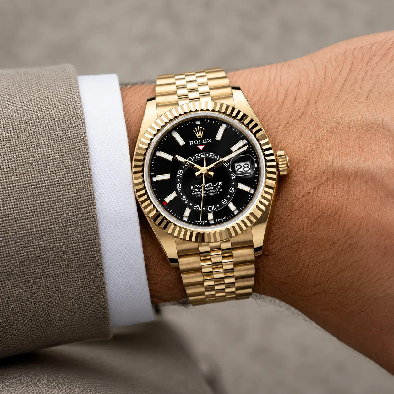 Rolex Sky-Dweller 336938-0005 42mm Cal.9002 18K Yellow Gold AI 头图 4 - 佩戴图 [ai-shot:wrist-shot]
