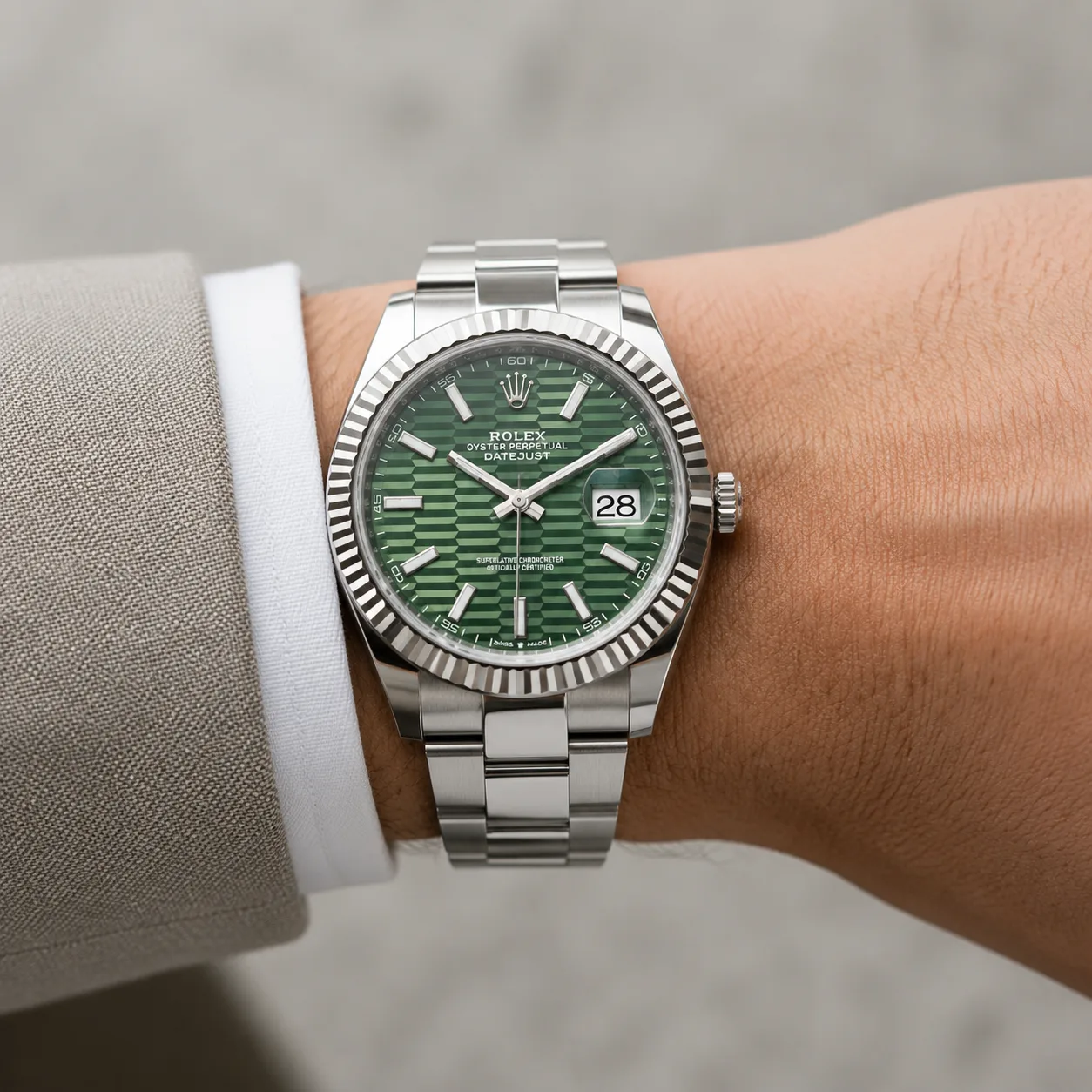 Rolex Datejust m126334-0029 41mm Green Dial Fluted Bezel 904L Stainless Steel and 18K White Gold AI 头图 4 - 佩戴图 [ai-shot:wrist-shot]