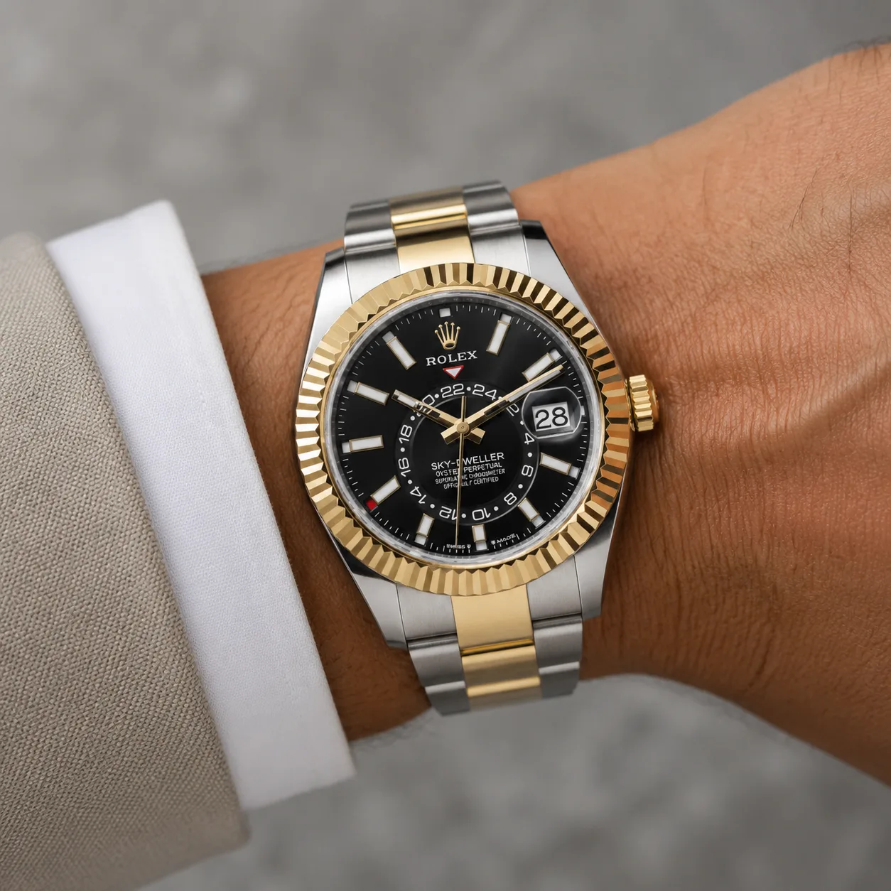 Rolex Yacht-Master m336933-0003 42mm Black Dial 904L Stainless Steel and 18K Yellow Gold AI 头图 4 - 佩戴图 [ai-shot:wrist-shot]