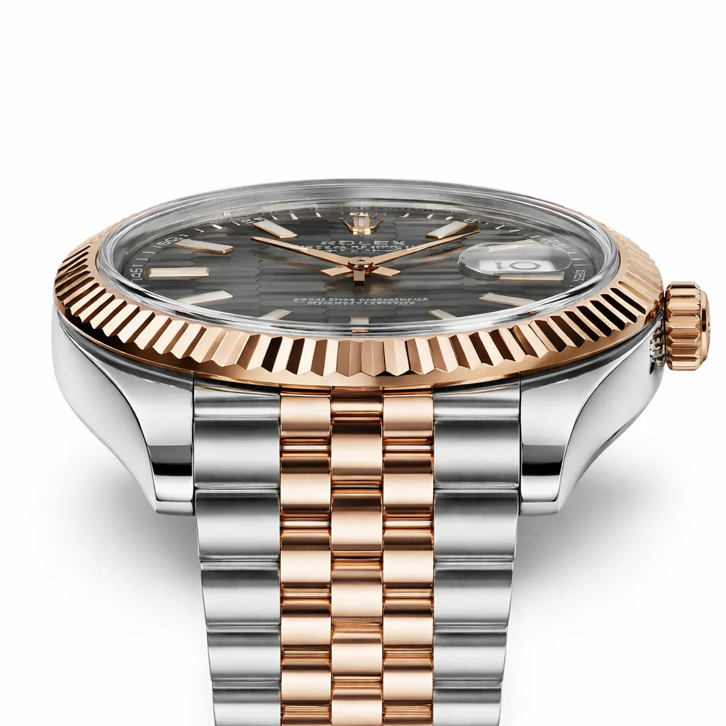 Rolex Datejust m126331-0020 41mm Black Dial Fluted Bezel 904L Stainless Steel and 18K Everose Gold AI 头图 2 - 侧面细节 [ai-shot:side-detail]