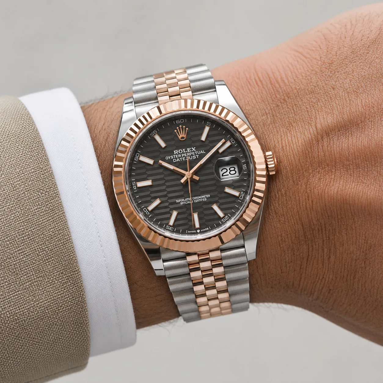 Rolex Datejust m126331-0020 41mm Black Dial Fluted Bezel 904L Stainless Steel and 18K Everose Gold AI 头图 4 - 佩戴图 [ai-shot:wrist-shot]