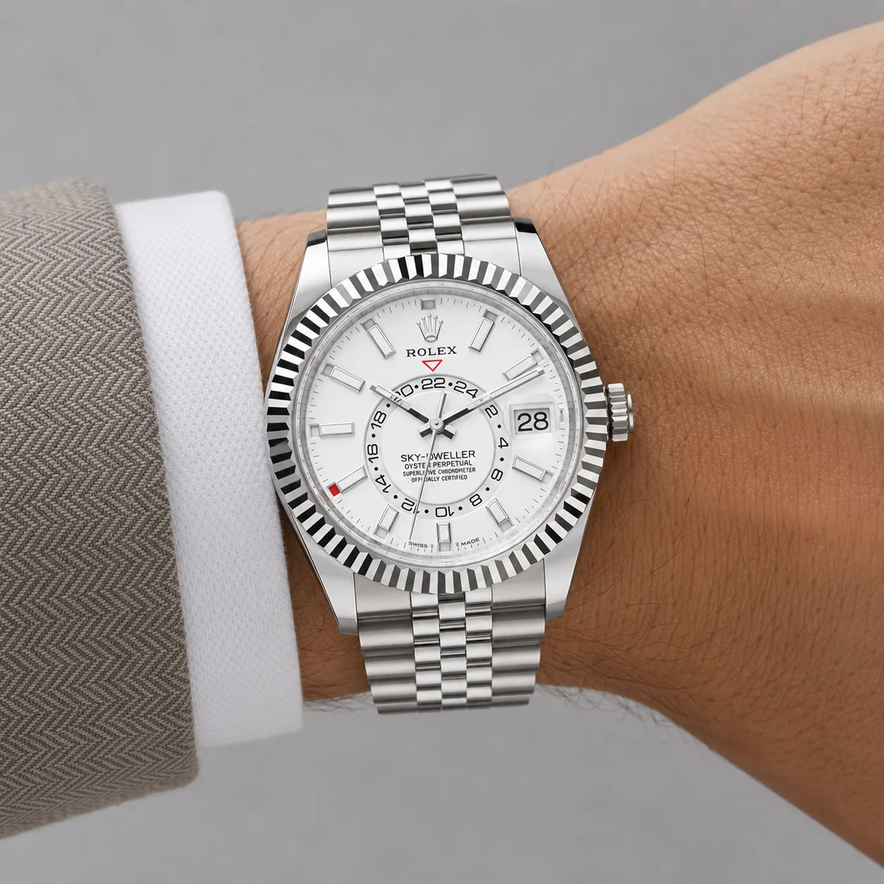 Rolex Sky-Dweller m336934-0004 42mm White Dial Fluted Bezel 904L Stainless Steel and 18K White Gold AI 头图 4 - 佩戴图 [ai-shot:wrist-shot]
