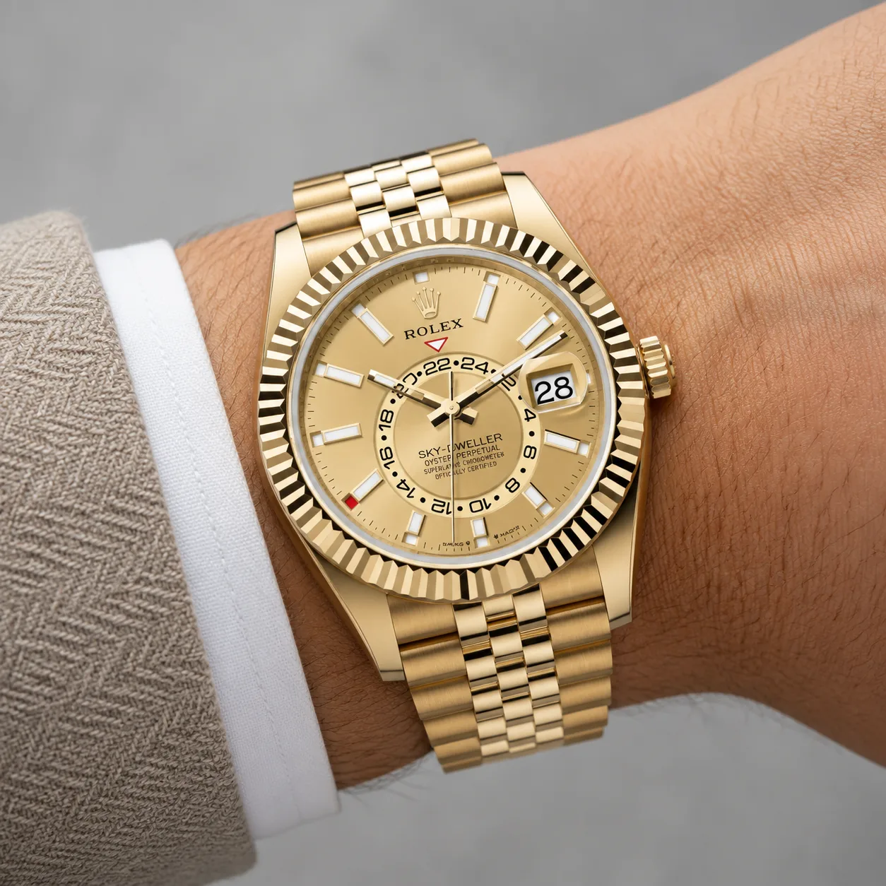 Rolex Sky-Dweller m336938-0004 42mm Cal.9002 18K Yellow Gold AI 头图 4 - 佩戴图 [ai-shot:wrist-shot]