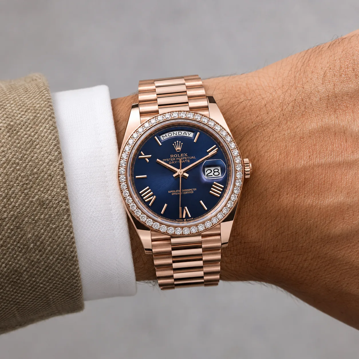 Rolex Day-Date m228345rbr-0025 40mm Blue Dial Diamond-Set Bezel 18K Everose Gold AI 头图 4 - 佩戴图 [ai-shot:wrist-shot]