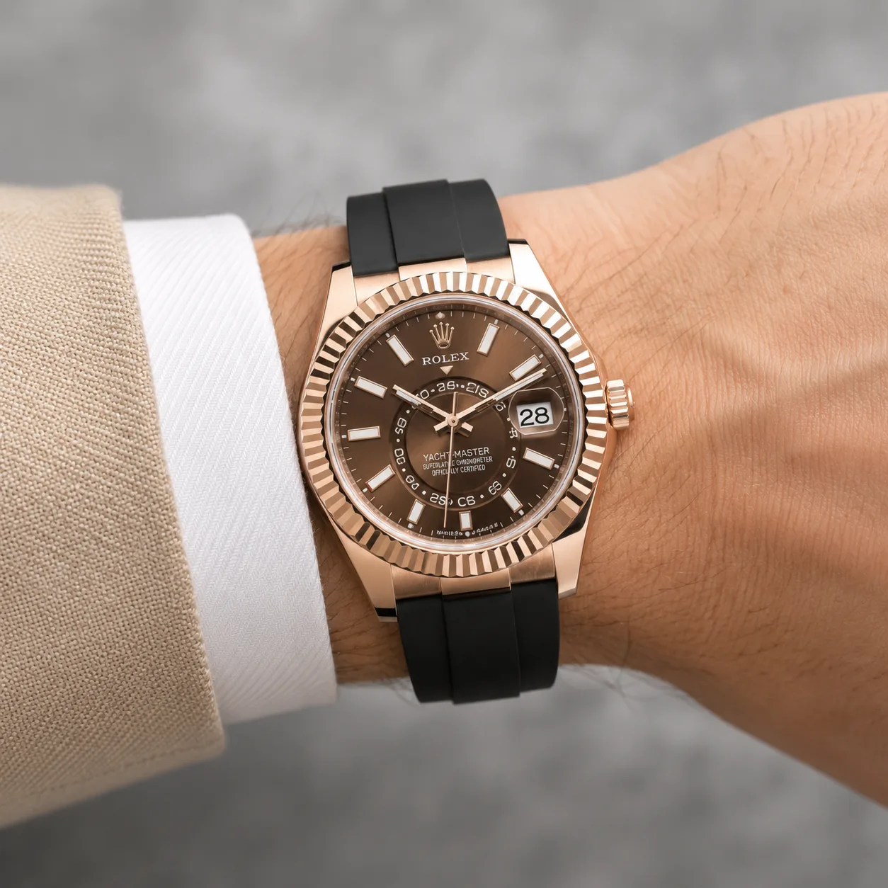 Rolex Yacht-Master m336235-0002 42mm Chocolate Dial 18K Everose Gold AI 头图 4 - 佩戴图 [ai-shot:wrist-shot]