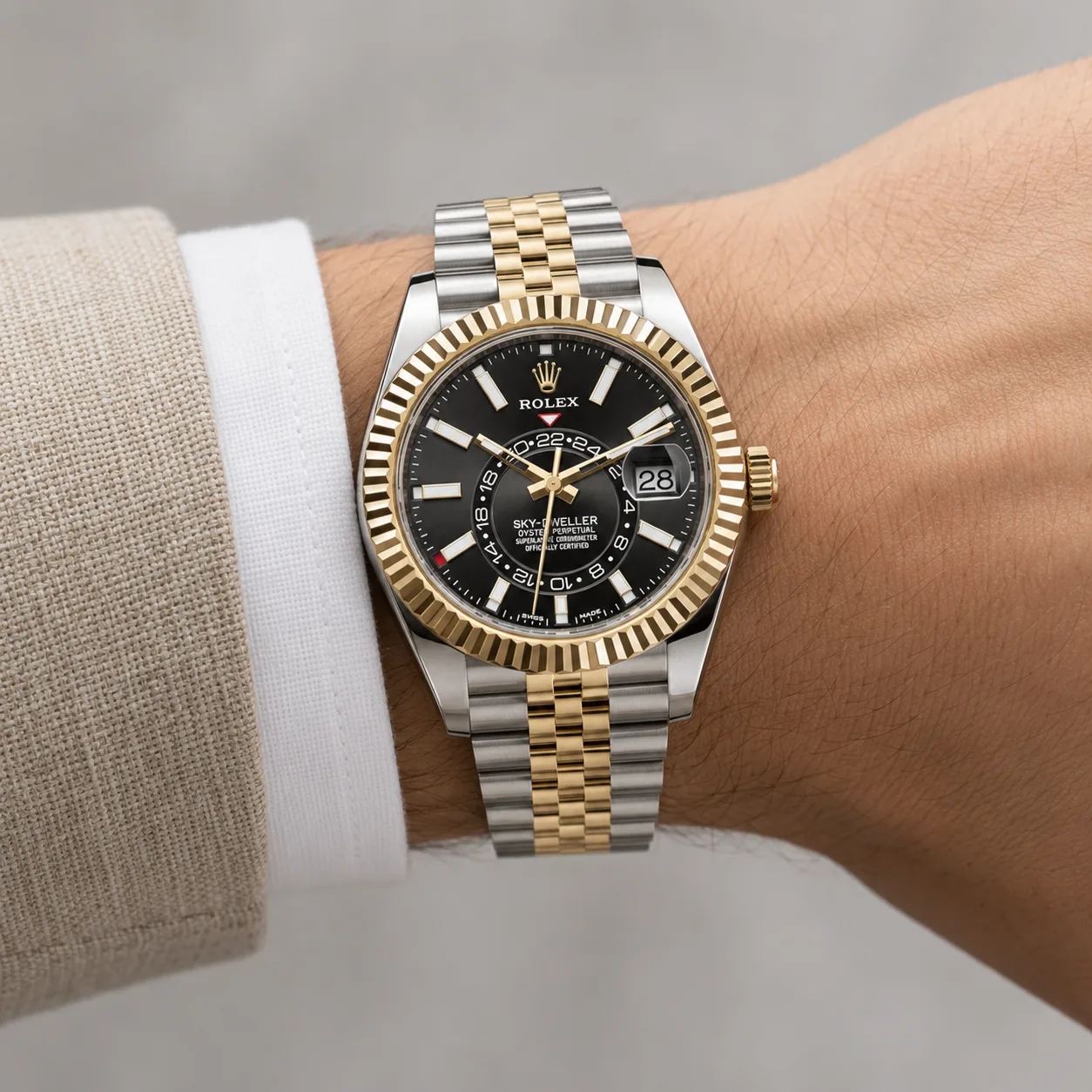 Rolex GMT-Master II m326933-0005 40mm Pepsi Bezel 904L Stainless Steel and 18K Yellow Gold AI 头图 4 - 佩戴图 [ai-shot:wrist-shot]