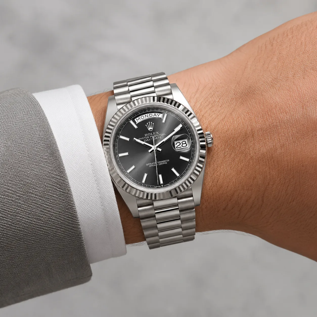Rolex Day-Date m228236-0003 40mm Black Dial Fluted Bezel 950 Platinum AI 头图 4 - 佩戴图 [ai-shot:wrist-shot]