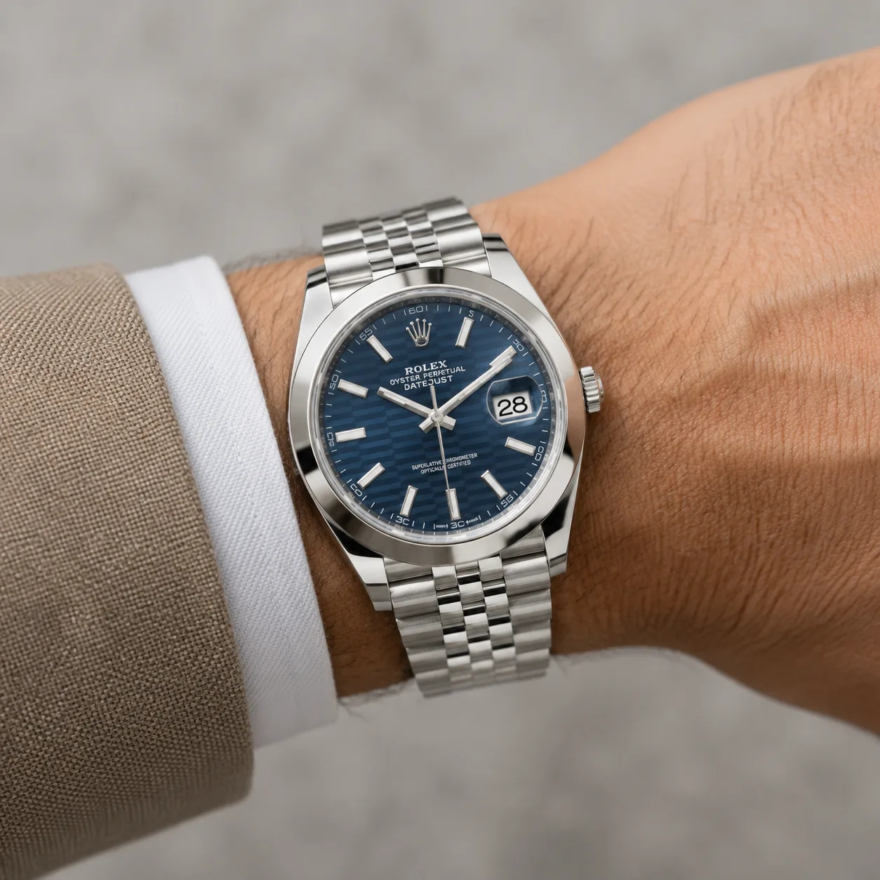 Rolex Datejust m126300-0024 41mm Blue Dial Smooth Bezel AI 头图 4 - 佩戴图 [ai-shot:wrist-shot]
