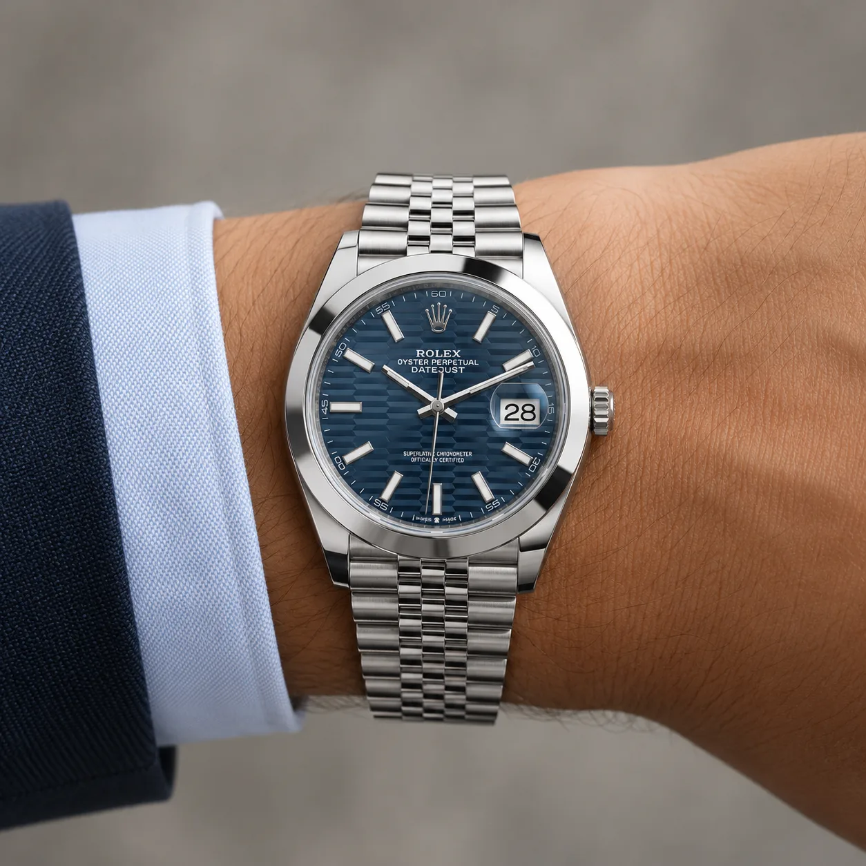 Rolex Datejust m126300-0022 41mm Blue Dial Smooth Bezel AI 头图 4 - 佩戴图 [ai-shot:wrist-shot]