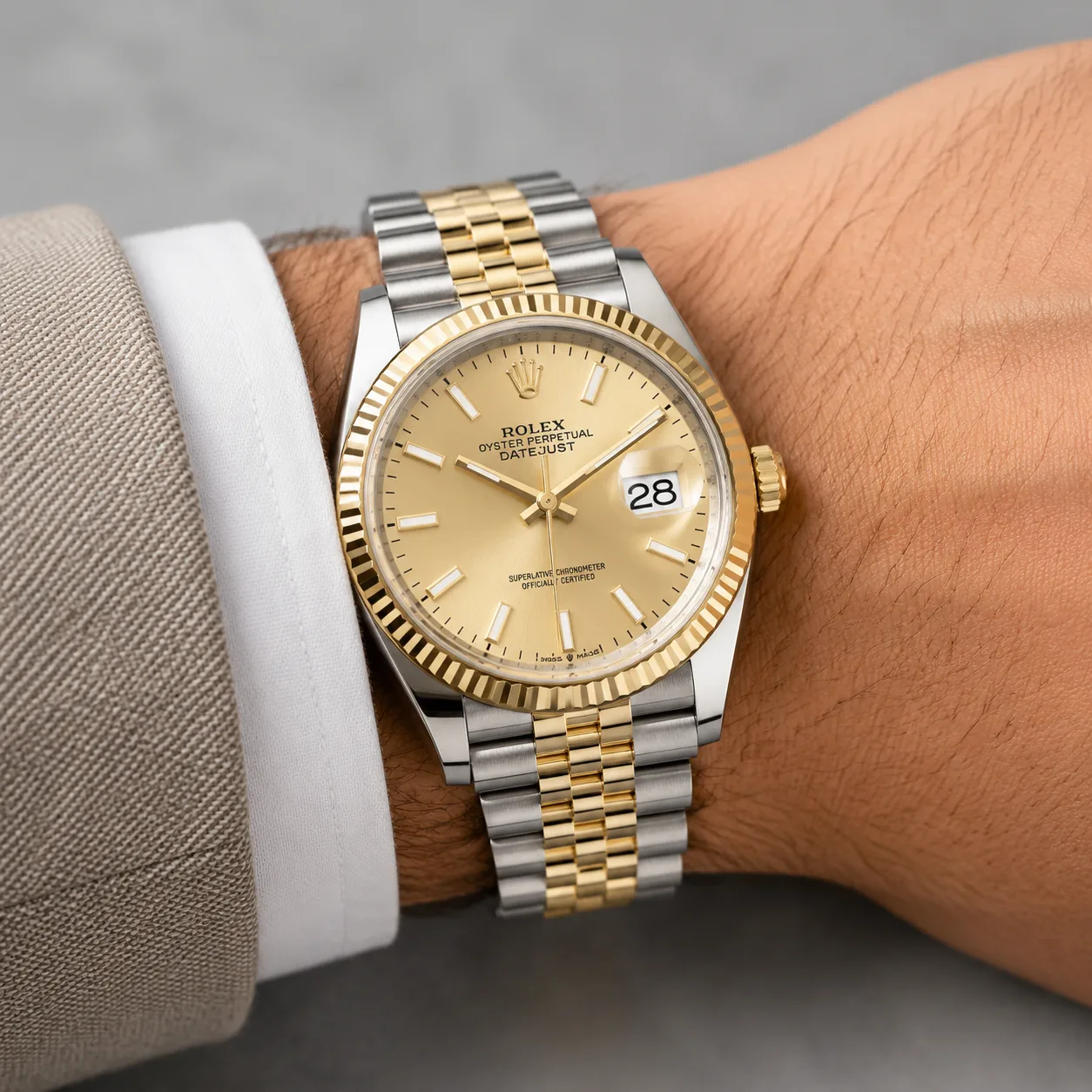 Rolex Datejust m126203-0019 36mm Champagne Dial Fluted Bezel 904L Stainless Steel and 18K Yellow Gold AI 头图 4 - 佩戴图 [ai-shot:wrist-shot]