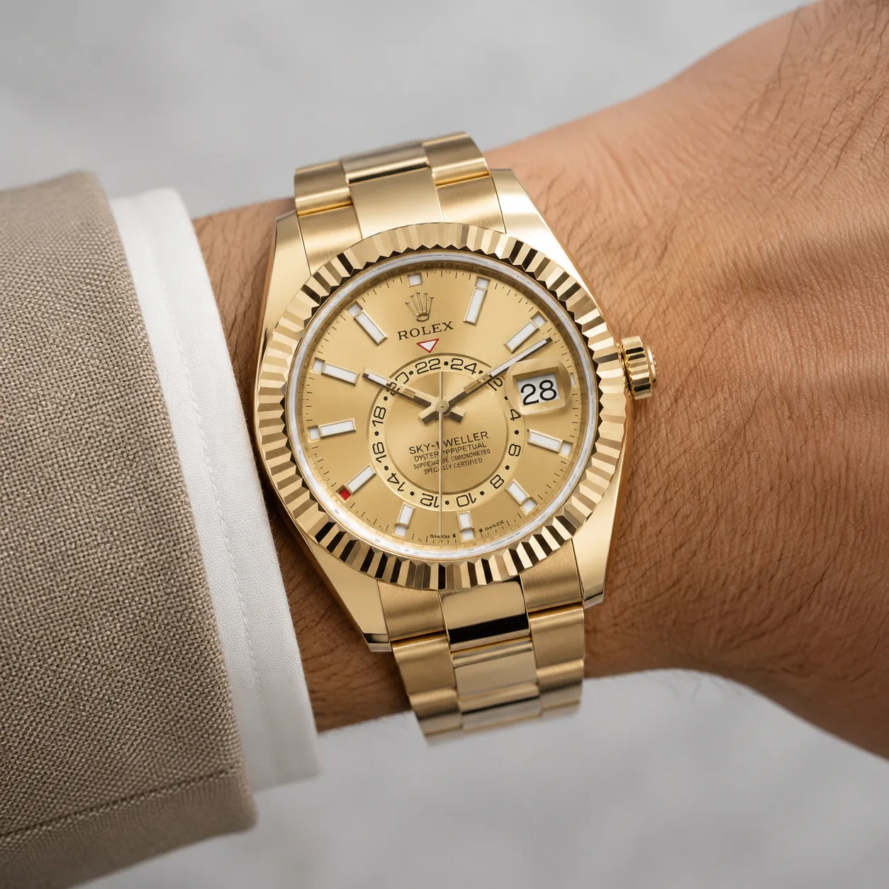 Rolex Sky-Dweller m336938-0001 42mm Cal.9002 18K Yellow Gold AI 头图 4 - 佩戴图 [ai-shot:wrist-shot]