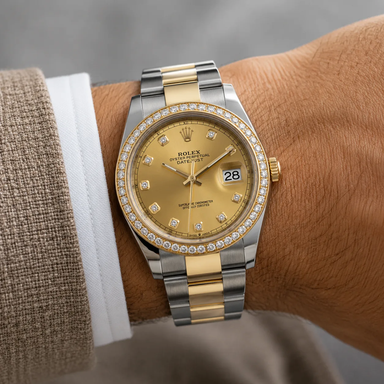 Rolex Datejust m126303-0011 41mm Champagne Dial Diamond-Set Bezel 904L Stainless Steel and 18K Yellow Gold AI 头图 4 - 佩戴图 [ai-shot:wrist-shot]