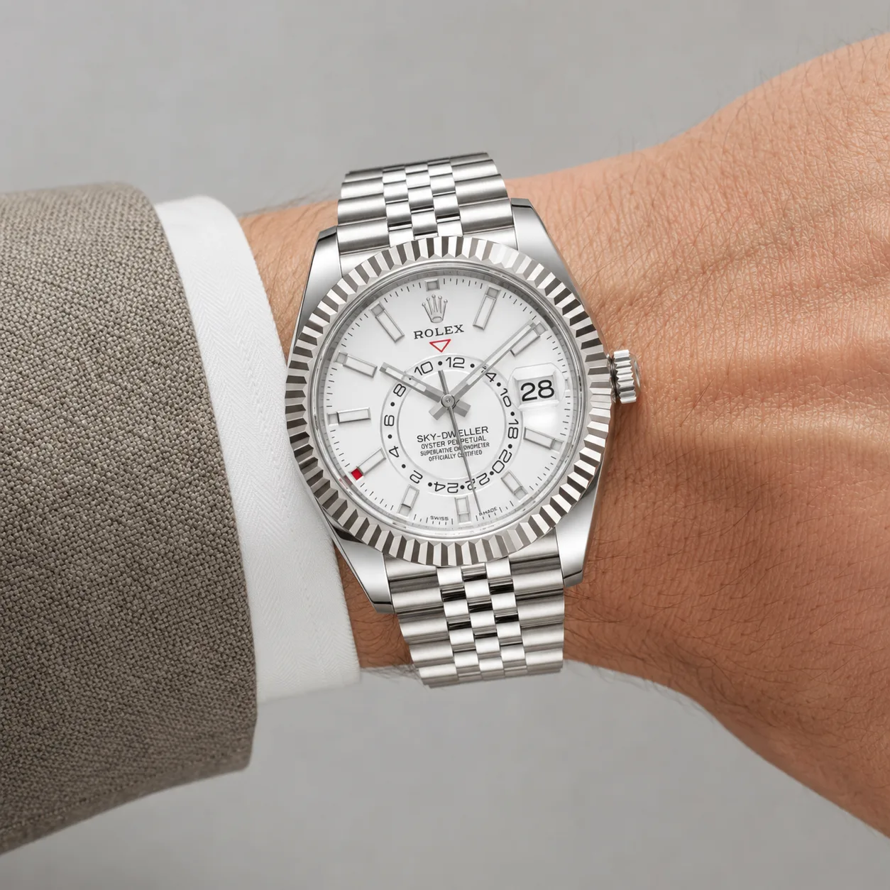 Rolex Sky-Dweller m326934-0002 42mm White Dial Fluted Bezel 904L Stainless Steel and 18K White Gold AI 头图 4 - 佩戴图 [ai-shot:wrist-shot]