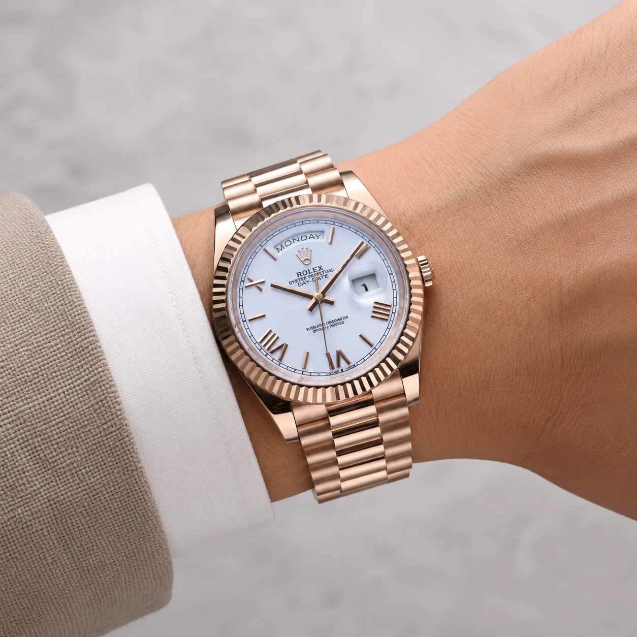 Rolex Day-Date M228235-0032 Cal.3255 Fluted Bezel Everose Gold AI 头图 4 - 佩戴图 [ai-shot:wrist-shot]
