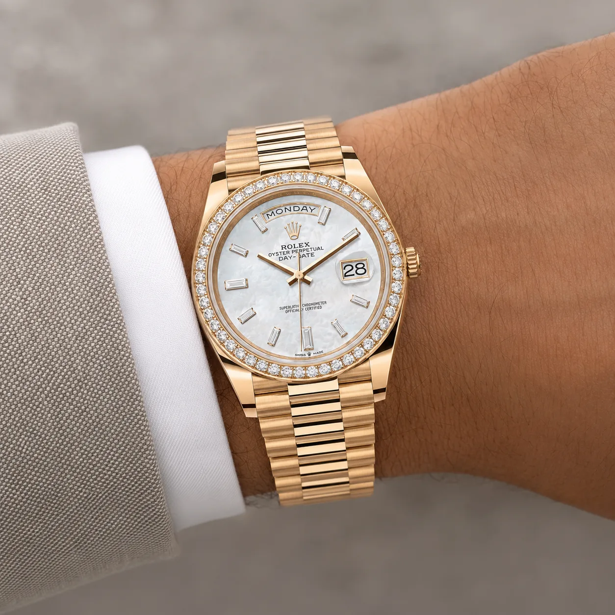 Rolex Day-Date m228348rbr-0046 40mm White Dial Diamond-Set Bezel 18K Yellow Gold AI 头图 4 - 佩戴图 [ai-shot:wrist-shot]