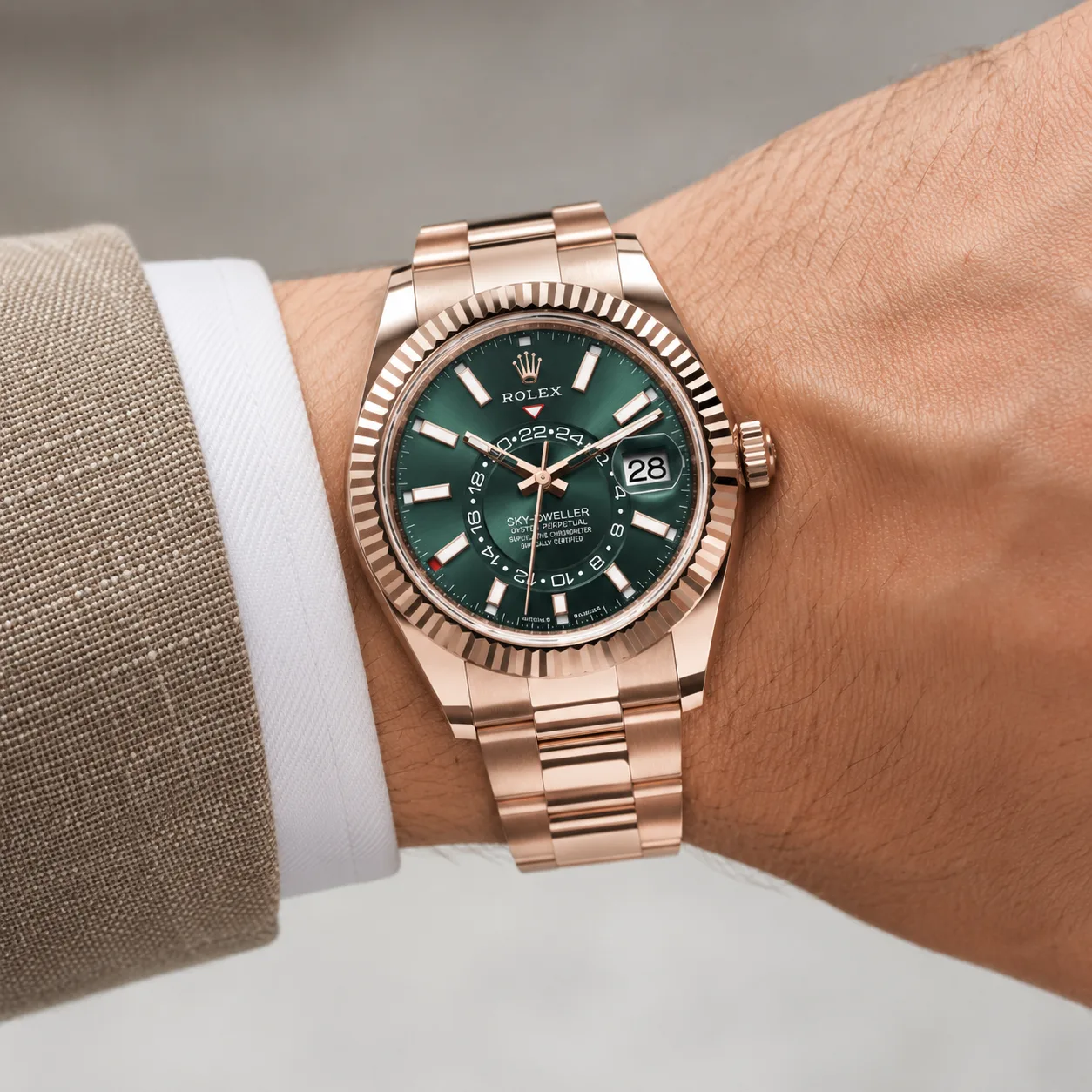 Rolex Sky-Dweller m336935-0001 42mm Green Dial Fluted Bezel 18K Everose Gold AI 头图 4 - 佩戴图 [ai-shot:wrist-shot]
