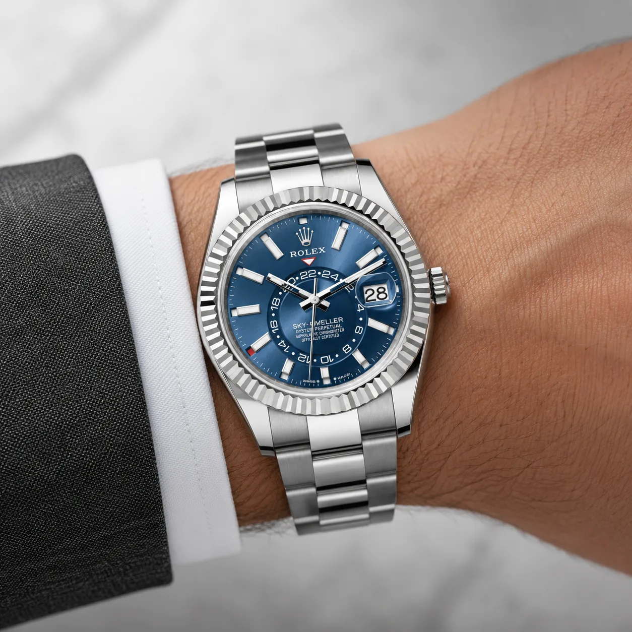 Rolex Sky-Dweller m326934-0006 42mm Blue Dial Fluted Bezel 904L Stainless Steel and 18K White Gold AI 头图 4 - 佩戴图 [ai-shot:wrist-shot]