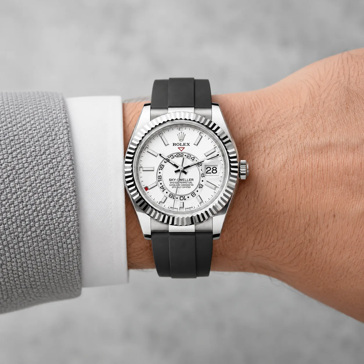 Rolex Sky-Dweller m336239-0003 42mm White Dial Fluted Bezel 18K White Gold AI 头图 4 - 佩戴图 [ai-shot:wrist-shot]