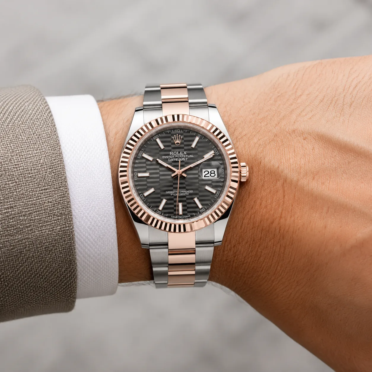 Rolex Datejust m126331-0019 41mm Black Dial Fluted Bezel 904L Stainless Steel and 18K Everose Gold AI 头图 4 - 佩戴图 [ai-shot:wrist-shot]