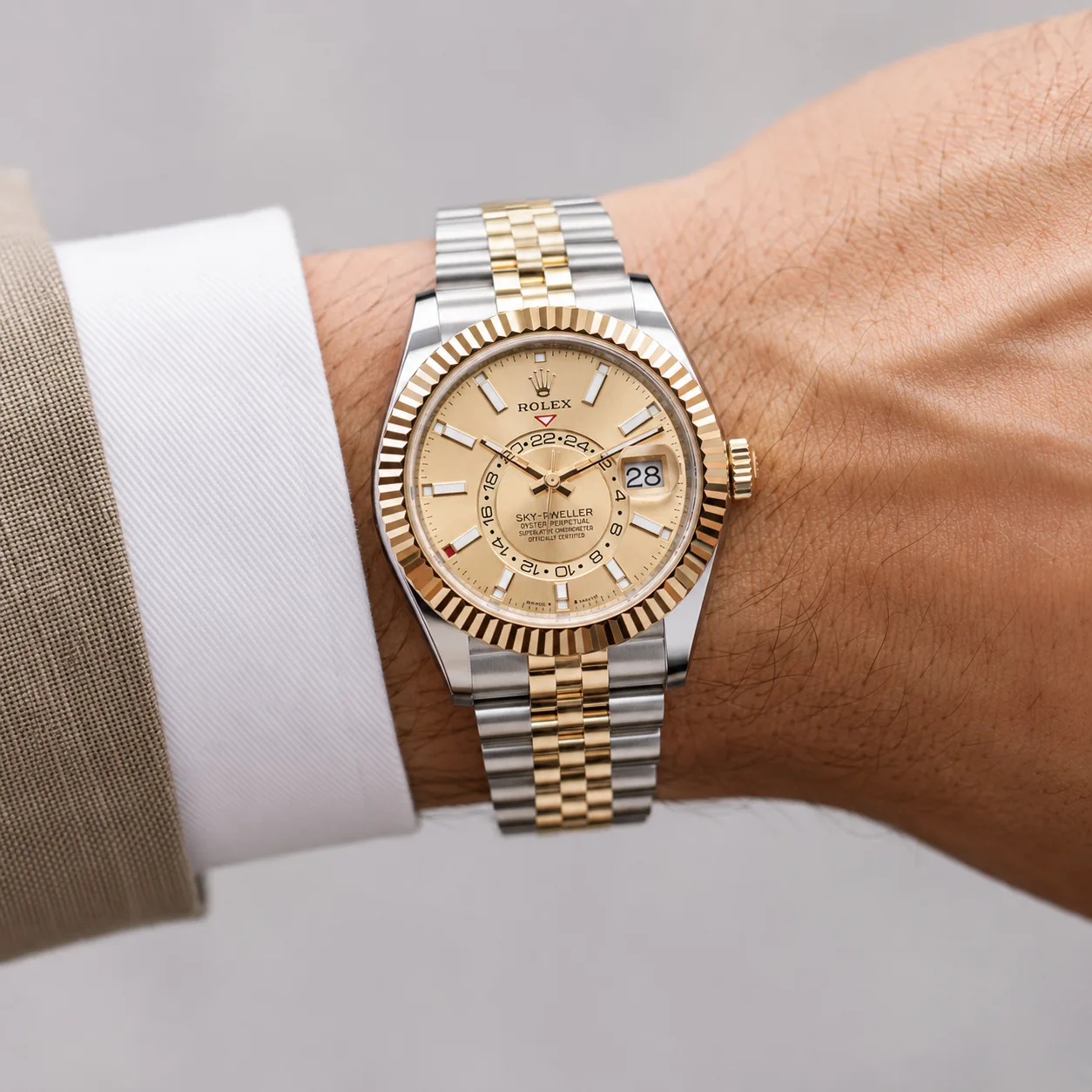 Rolex Sky-Dweller m336933-0002 42mm White Dial Fluted Bezel 904L Stainless Steel and 18K Yellow Gold AI 头图 4 - 佩戴图 [ai-shot:wrist-shot]