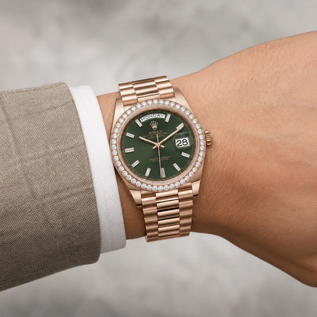 Rolex Day-Date m228345rbr-0016 40mm Green Dial Diamond-Set Bezel 18K Everose Gold AI 头图 4 - 佩戴图 [ai-shot:wrist-shot]