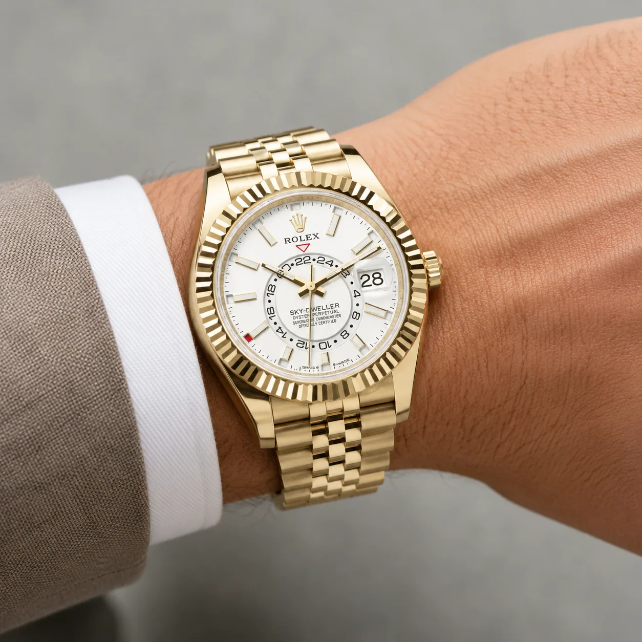 Rolex Sky-Dweller m336938-0006 42mm White Dial Fluted Bezel 18K Yellow Gold AI 头图 4 - 佩戴图 [ai-shot:wrist-shot]