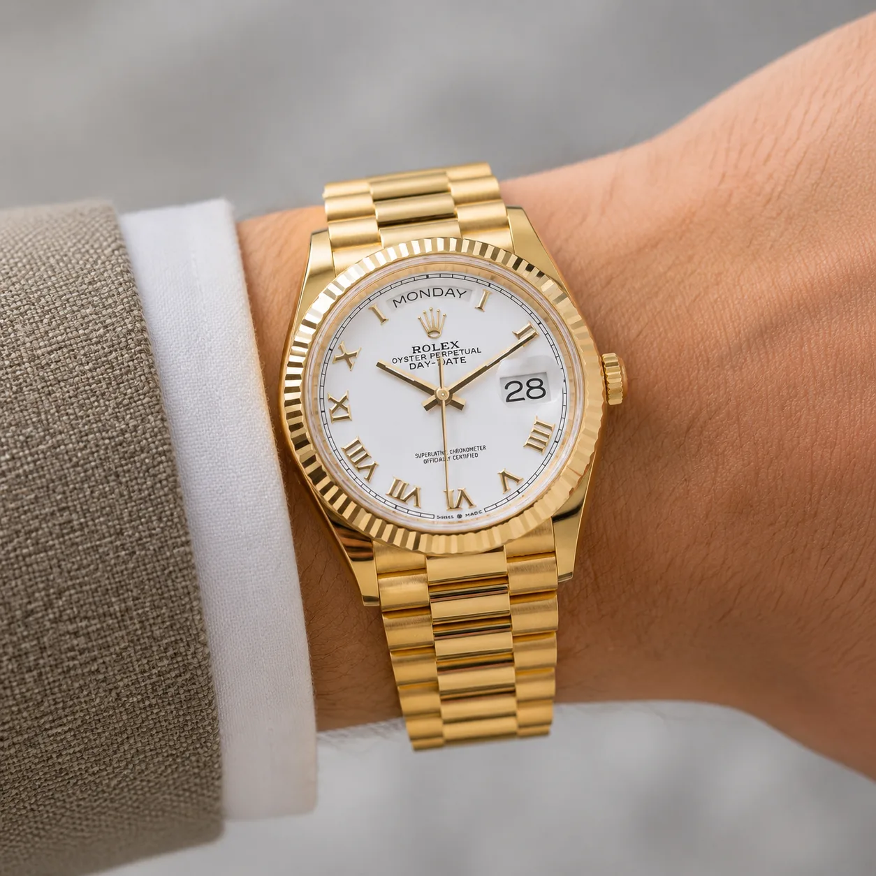 Rolex Day-Date m128238-0076 36mm White Dial Fluted Bezel 18K Yellow Gold AI 头图 4 - 佩戴图 [ai-shot:wrist-shot]