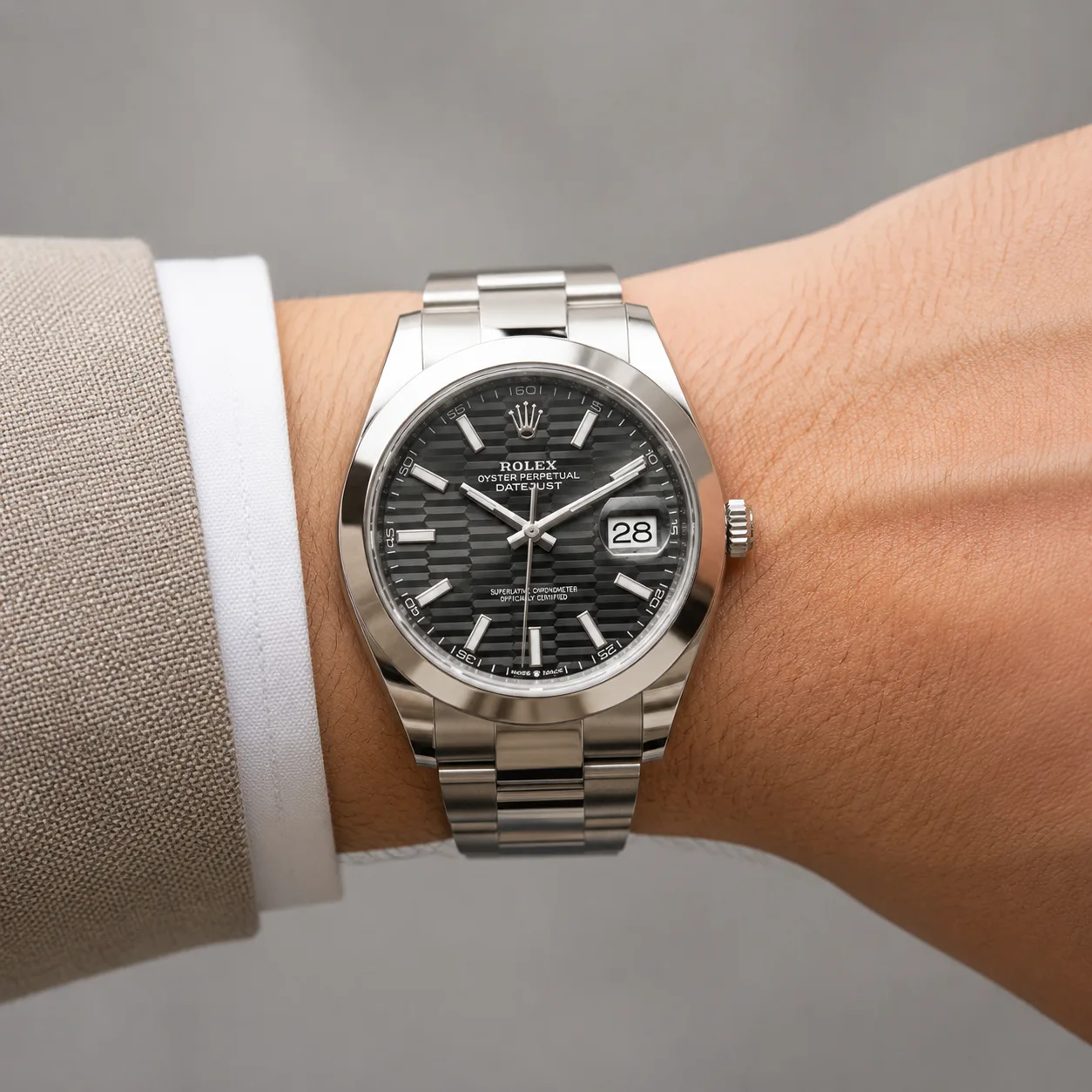 Rolex Datejust m126300-0021 41mm Black Dial Smooth Bezel AI 头图 4 - 佩戴图 [ai-shot:wrist-shot]